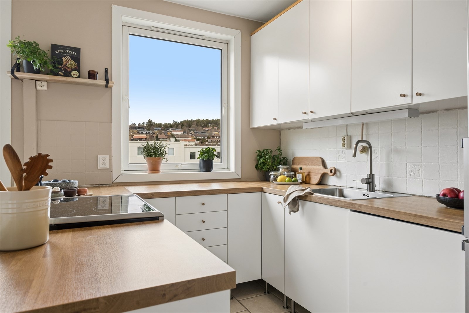 Praktisk IKEA-kjøkken med god benkeplass og laminat benkeplate. Stekeovn, oppvaskmaskin og kjøleskap medfølger. Galleribilde