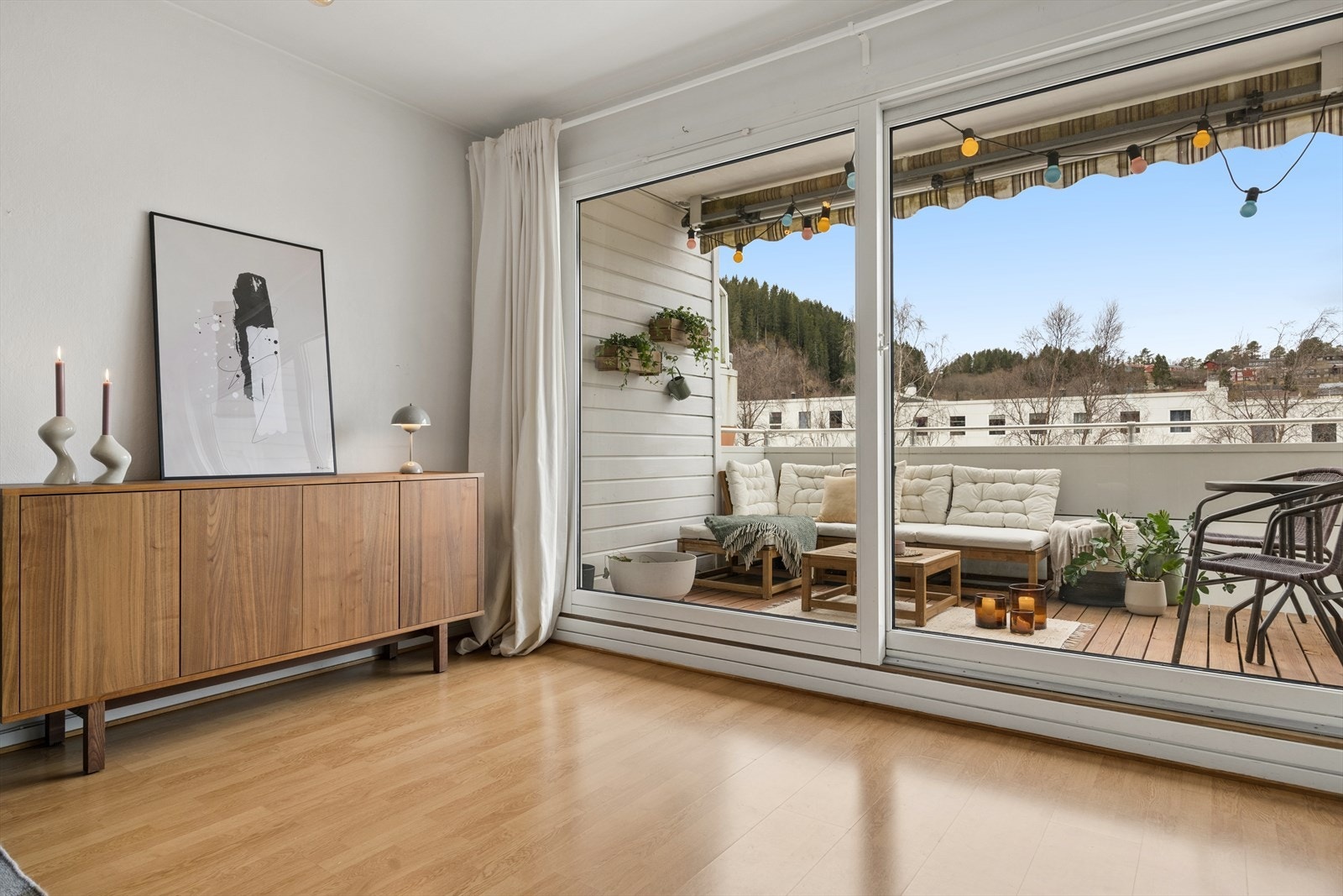 Skyvedøren i malt tre er fra 2004 og gir en fin forbindelse mellom stuen og balkongen. Galleribilde