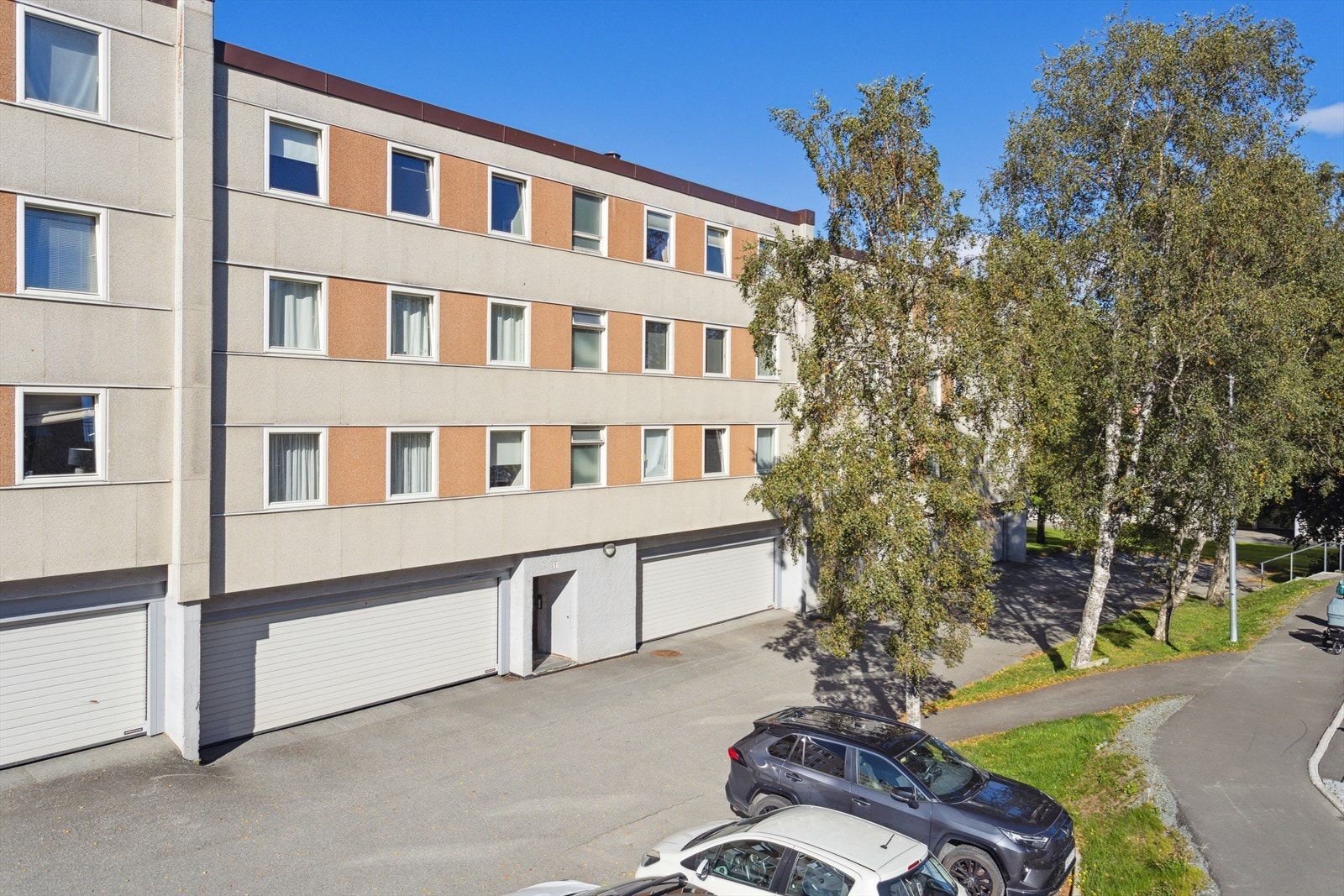I tillegg til egen garasjeplass, er det felles parkering utenfor oppgangen og en felles sykkelbod. Galleribilde
