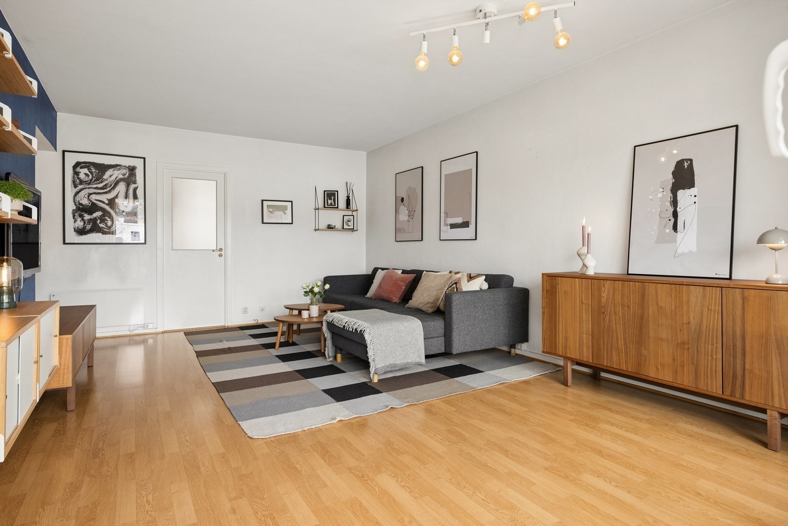 Her er det god plass for en romslig sofakrok. Internett og TV fra Telia er inkludert i felleskostnadene. Galleribilde