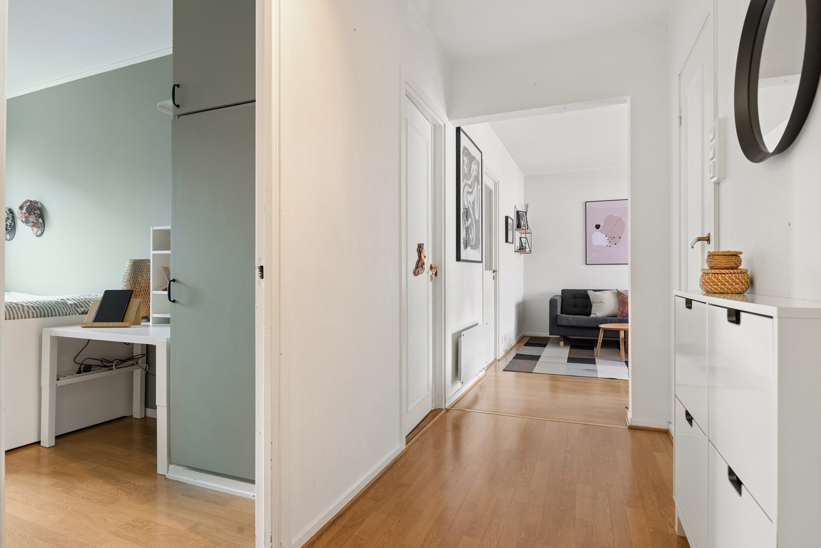 Gangen binder sammen soveromsavdelingen og stuen på en effektiv måte. Galleribilde