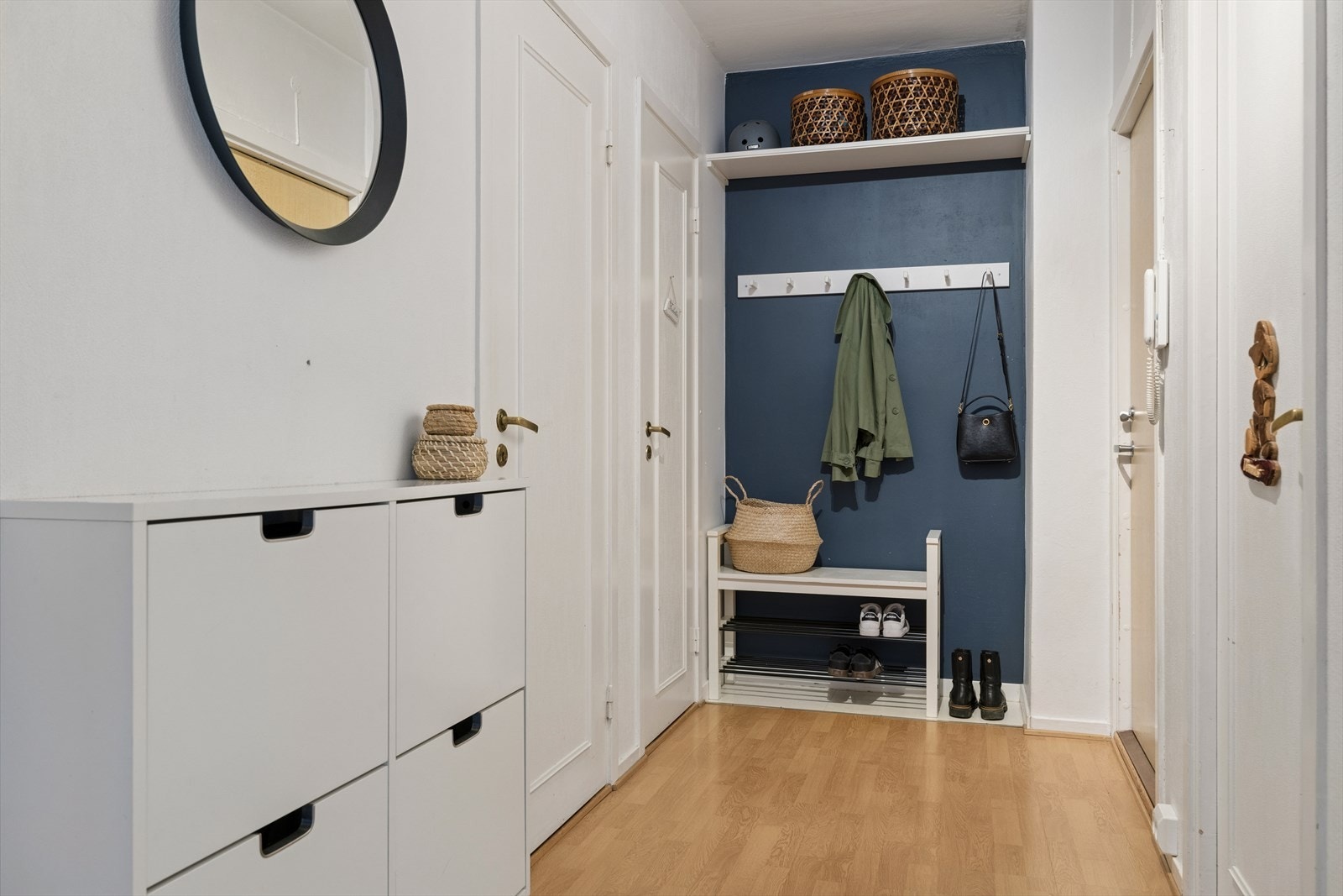 En romslig entré ønsker deg velkommen og har god plass for oppbevaring av yttertøy og sko. Galleribilde