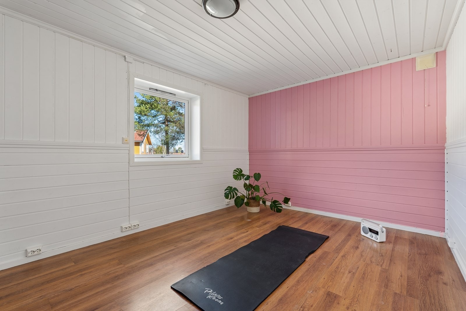 Soverom/hobbyrom 3. t i underetasje/hybel med panel på vegger og tak.
Dette rommet er ikke godkjent for varig opphold, se mer pkt. ferdigattest. Galleribilde