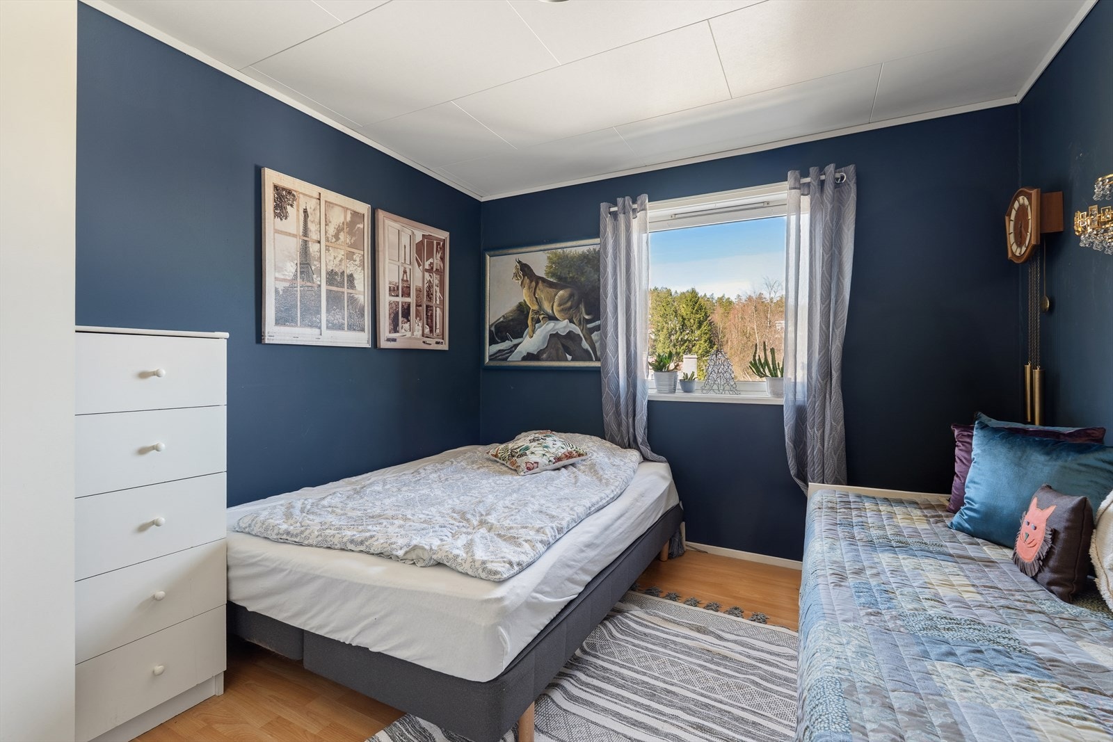 Det andre soverommet er praktisk utført med god plass til seng, tilhørende møblement og oppbevaring. Ypperlig som barnerom, gjesterom eller hjemmekontor. Galleribilde