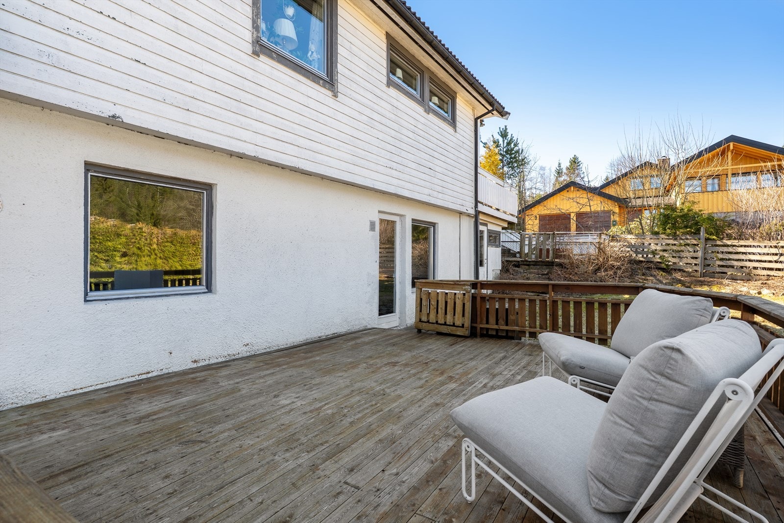 Utenfor underetasjen er det en markterrasse på 20,9 m² som gir en privat uteplass for denne enheten. Galleribilde