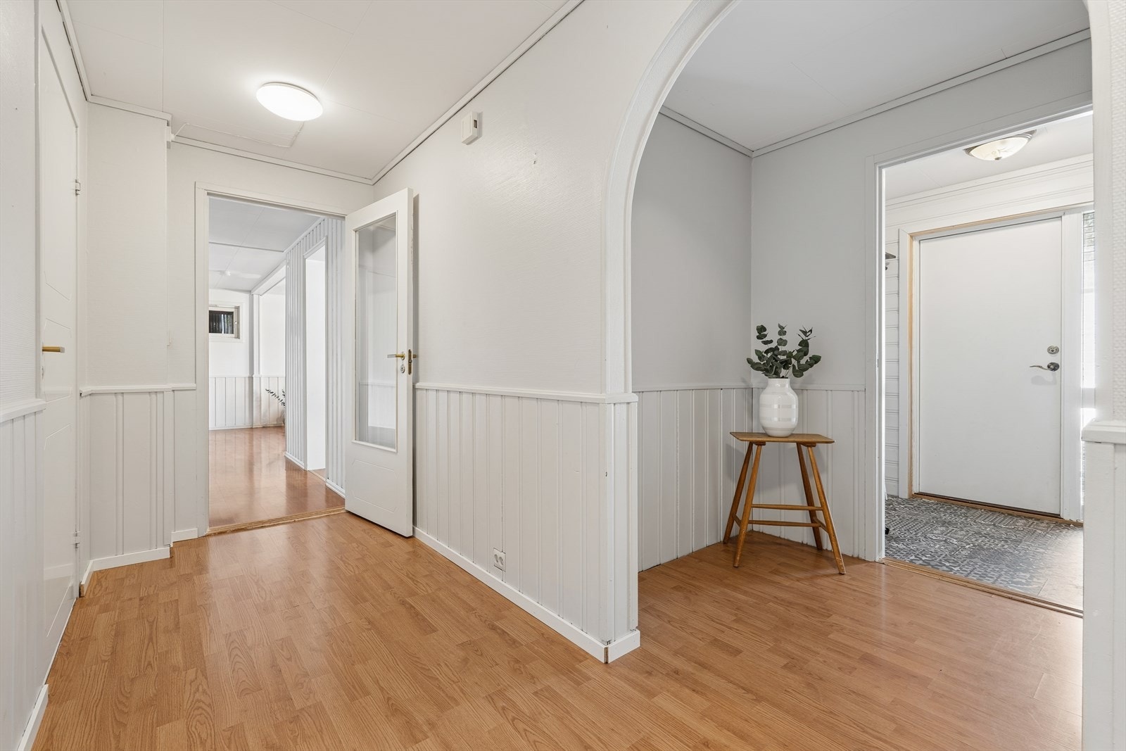 Fra gangen er det tilgang til etasjens øvrige rom. Veggene har en kombinasjon av malte flater og brystningspanel. Galleribilde