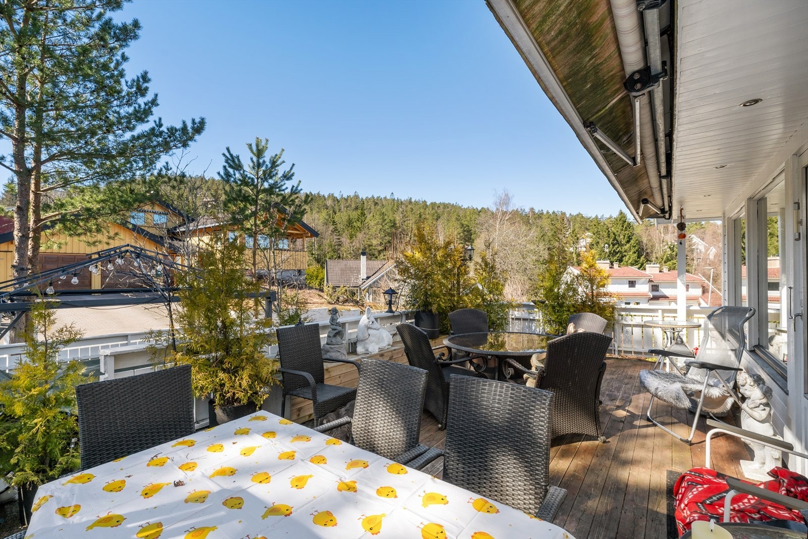 Den store verandaen utenfor stuen er en flott arena for sosiale sammenkomster og uteliv. Galleribilde