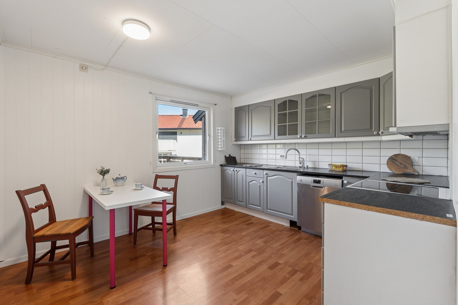 Eldre kjøkkeninnredning med profilerte fronter og benkeplate i laminat med 1 1/2 vaskekum i stål. Her er det også plass til en fin spiseplass. Galleribilde