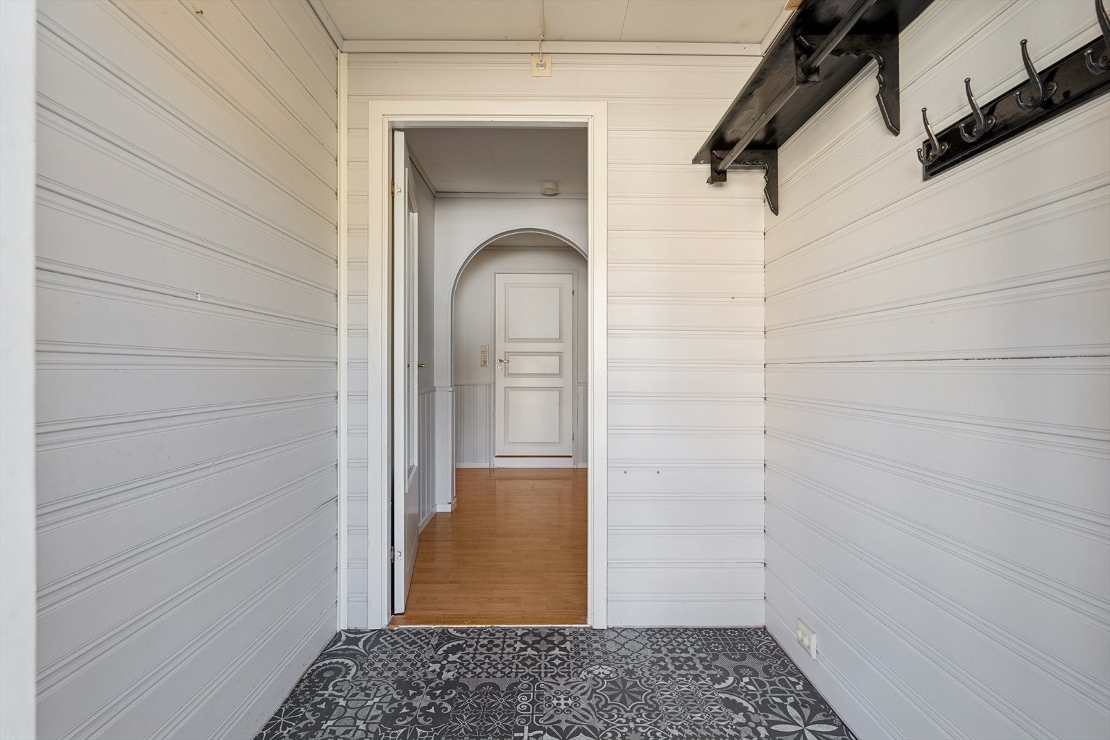 Her ønskes du velkommen inn i entré med plass til å henge fra seg ytterklær. Galleribilde