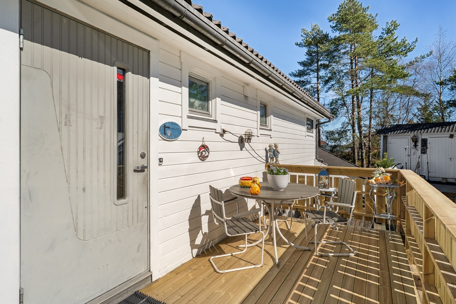 Verandaen ved inngangspartiet til hovedetasjen gir en hyggelig ankomst. Verandaen er ikke godkjent, se mer pkt. ferdigattest. Galleribilde