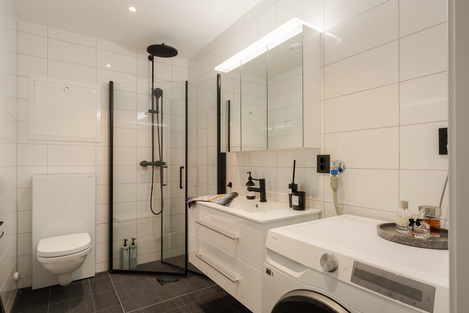 Badet er på ca. 4.5m² og har flis på gulv og vegger. Galleribilde