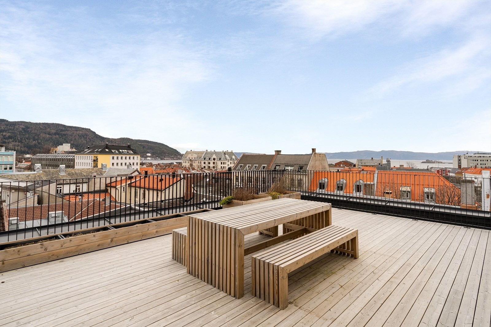 Sameiet har en felles takterrasse som nyter av den vakre utsikten ut over Trondheimsfjorden! Galleribilde