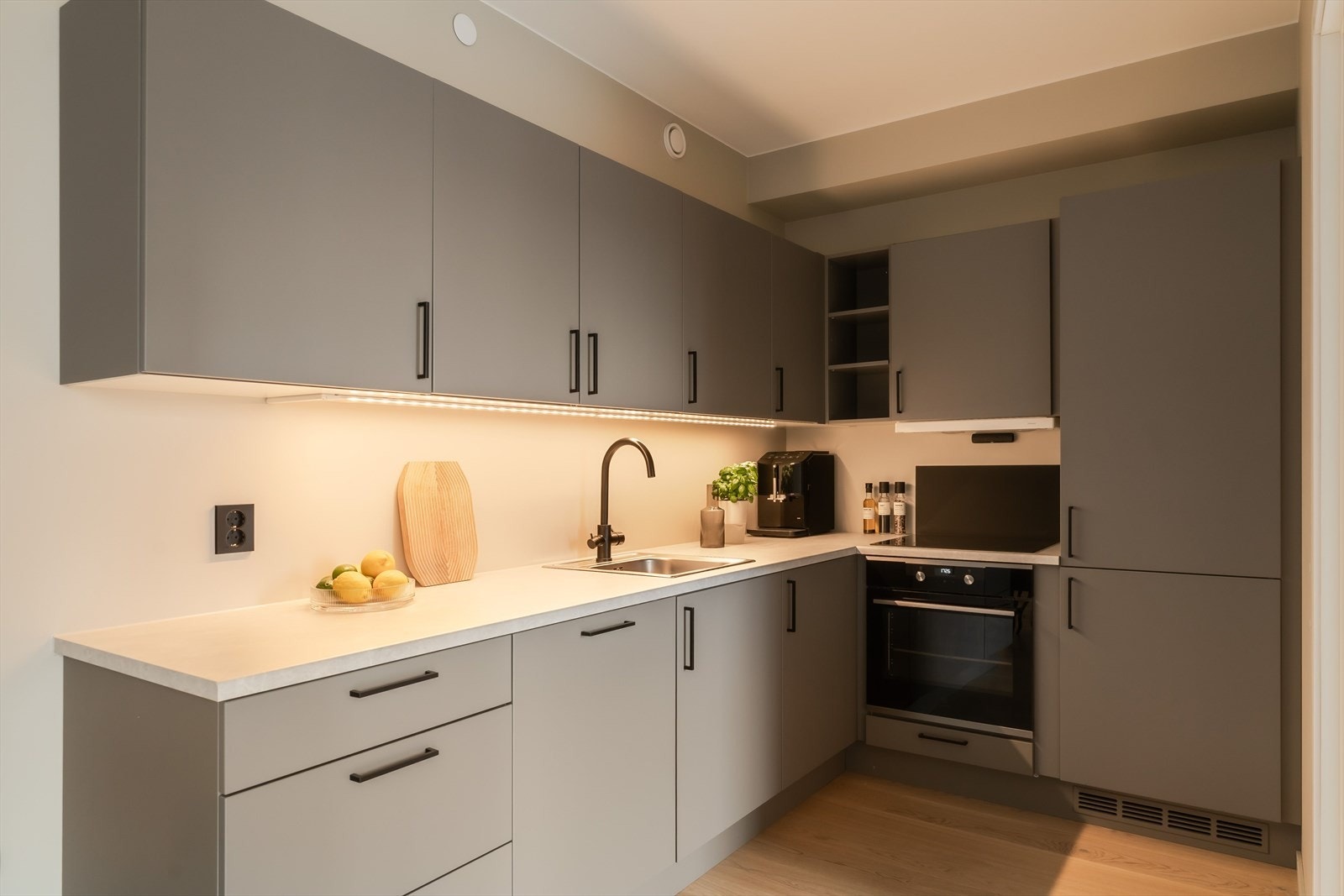 På kjøkkenet har du integrert kombiskap, oppvaskmaskin og platetopp fra Electrolux. Galleribilde