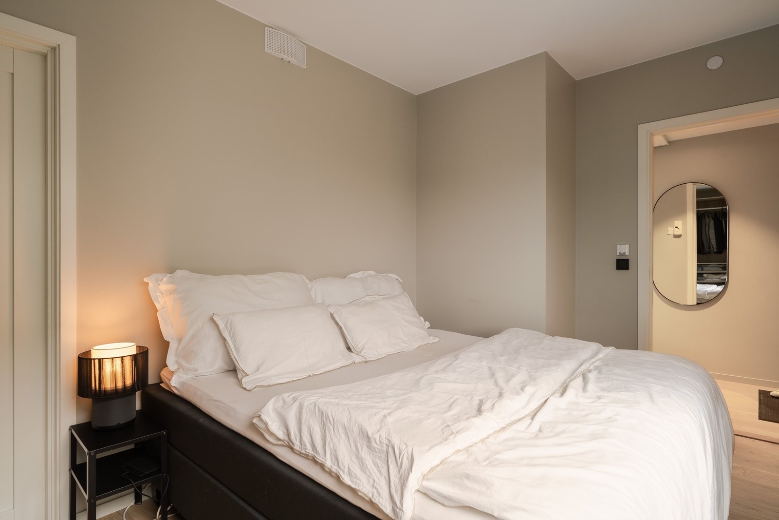 Leilighetens største soverom er på ca. 13m², soverommet er vendt mot rolige omgivelser. Galleribilde