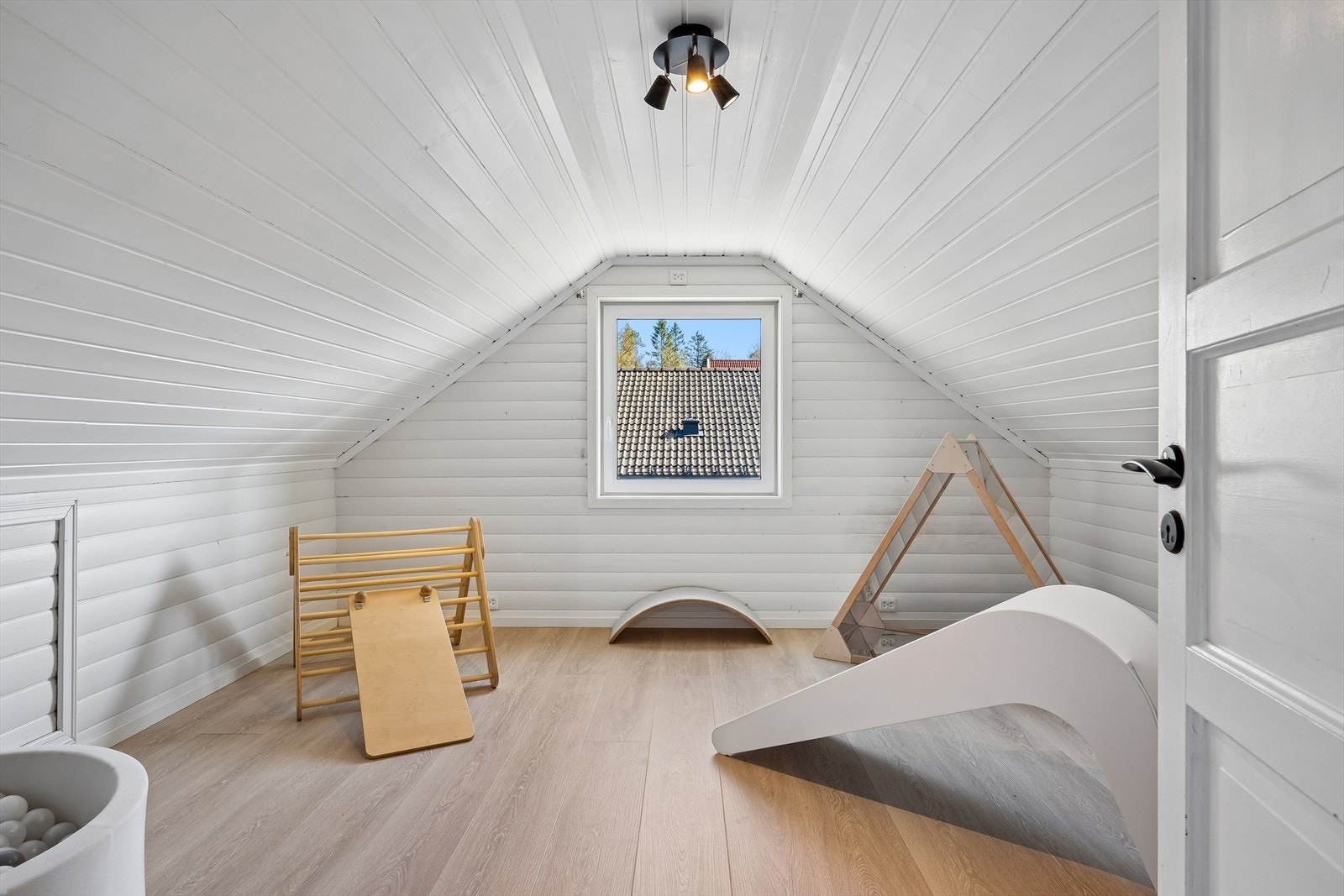 Romslig soverom på loft på 11 kvm. Det er lagringsplass i knevbeggene i rommet. Galleribilde