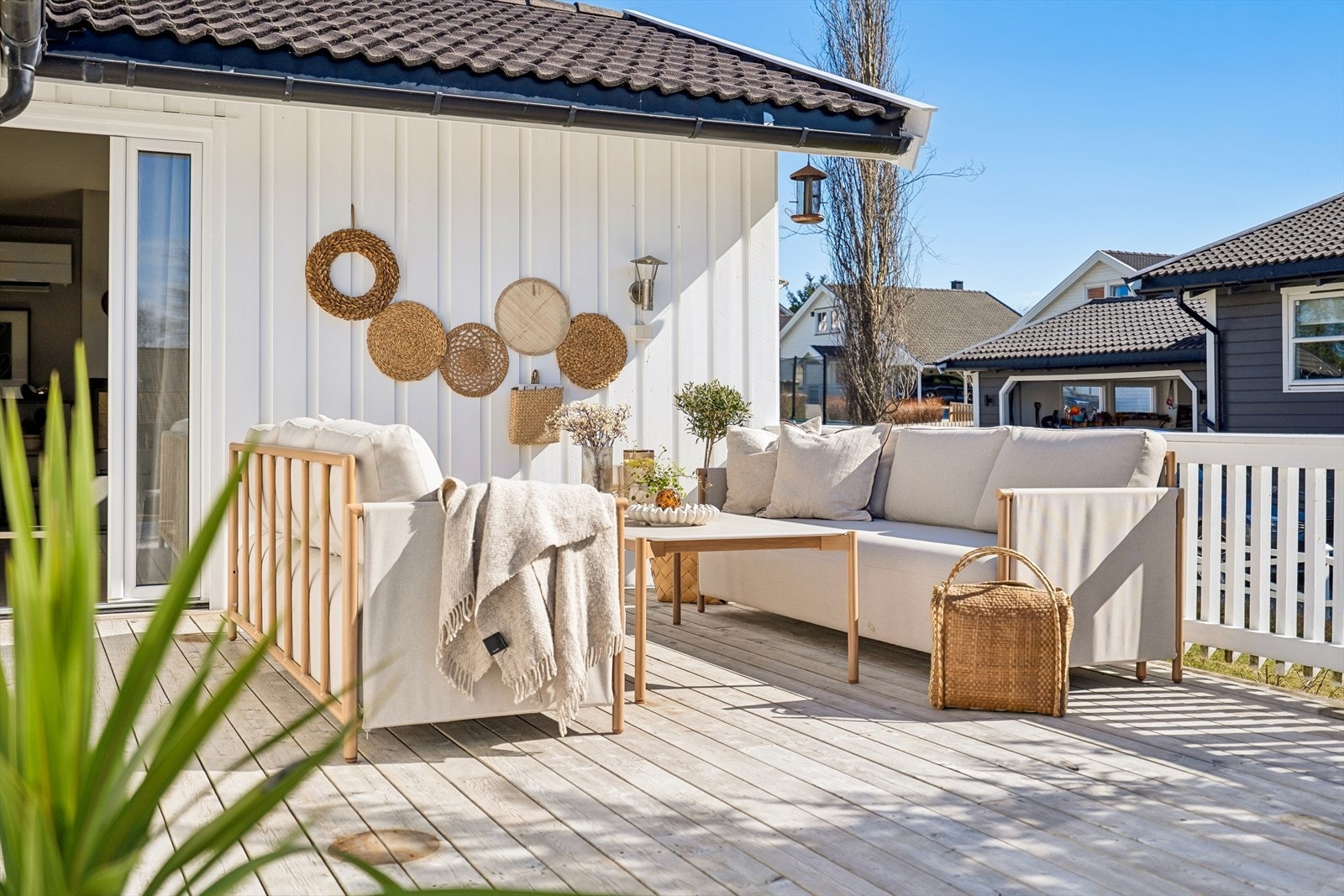 Fra stua har man utgang til en solrik veranda med platting mot Sør og Vest. Galleribilde