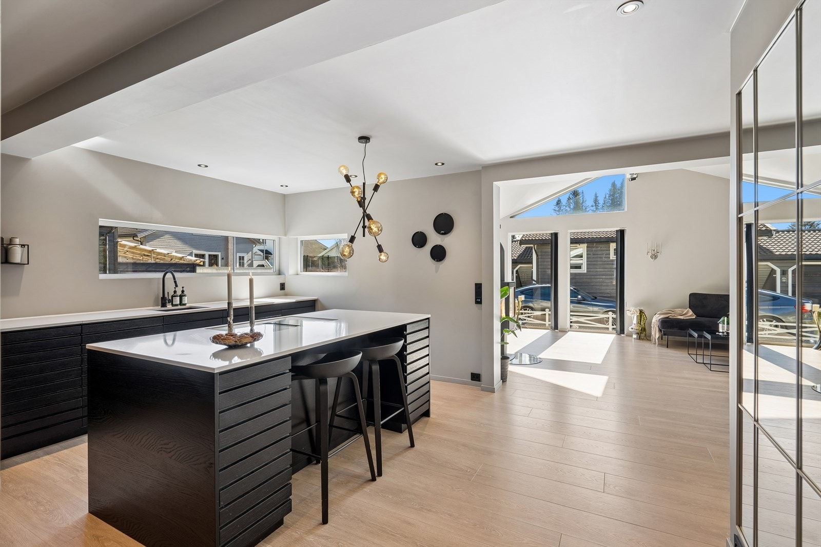 Boligen er vesentlig oppusset de senere år og alle overflater er byttet. Det er gips på vegger og tak, og lagt nye gulv i hele huset. Galleribilde