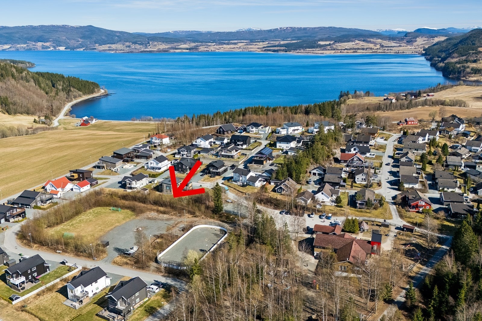 50m fra huset og barnehagen har man en stor aktivitetspark med bla. fotballbane, skatepark, grusbane og på vinterstid er det hockeybane med vant. Galleribilde
