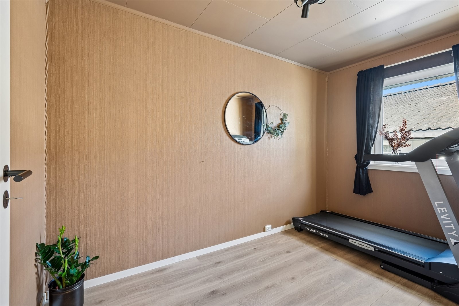 Rom i enden av gangen som kan benyttes som kontor, trimrom eller soverom. Galleribilde