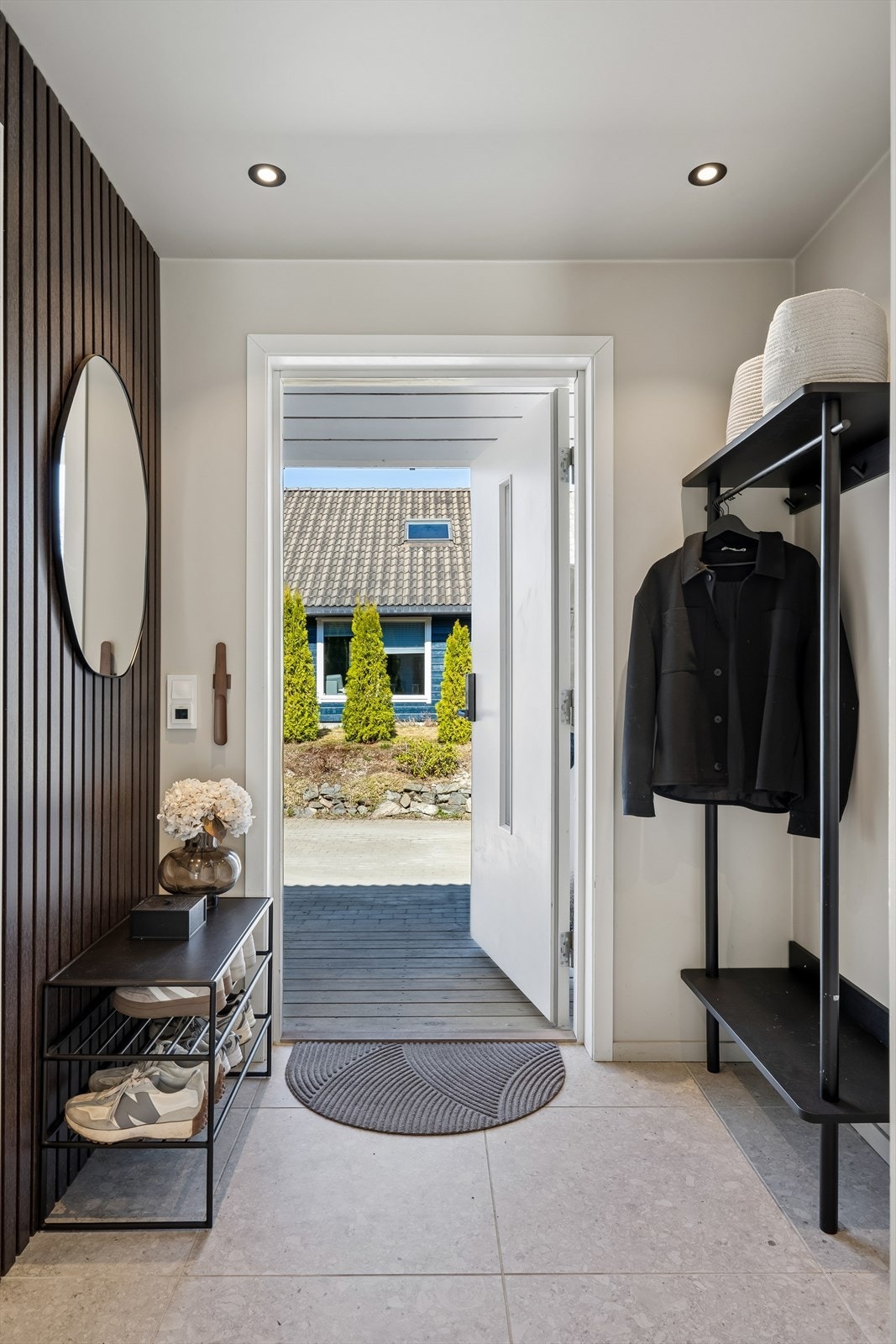 God plass til oppheng og sette fra seg sko i entréen. Vaskerommet er like ved for mer lagringsplass. Galleribilde