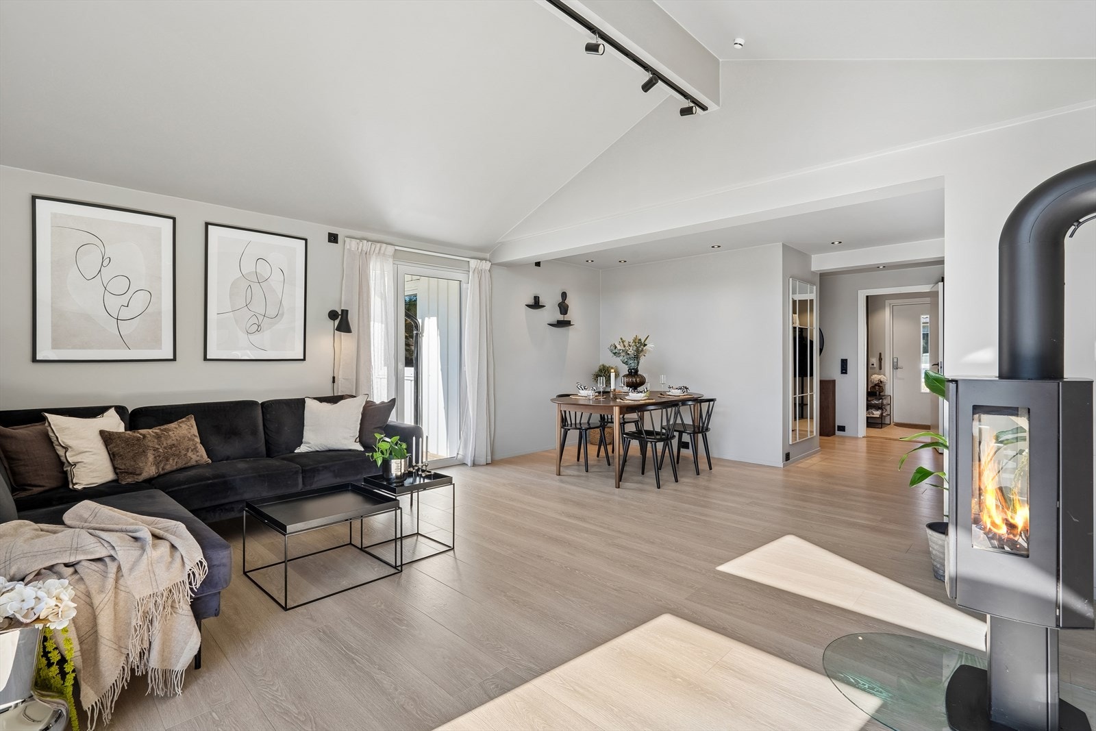 Man har en stor og romslig grovkjeller med god takhøyde under huset. Potensiale for utvikling av denne. Galleribilde