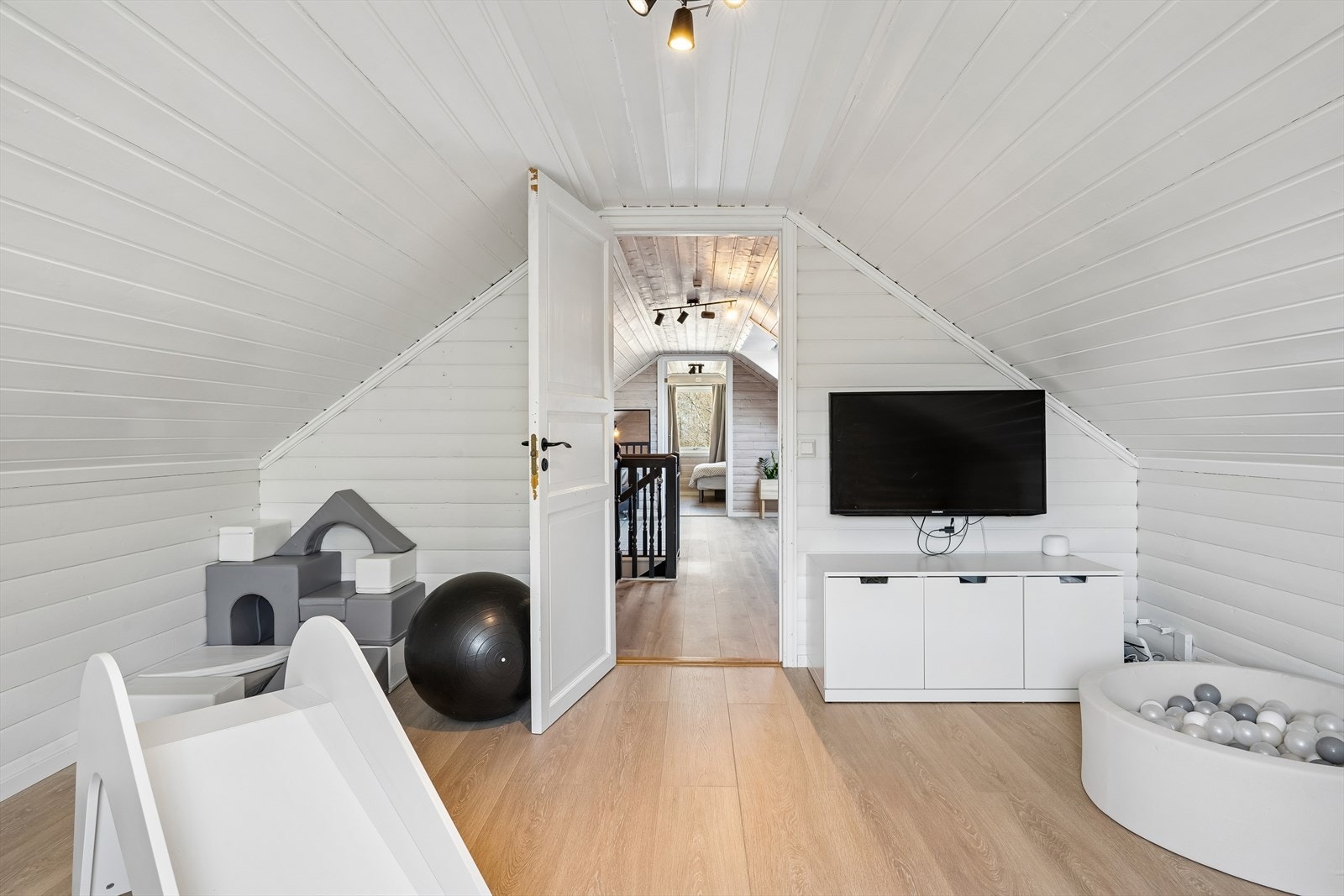 Det er lettvegg som kan takes ned om man skulle ønske en større loftstue. Galleribilde