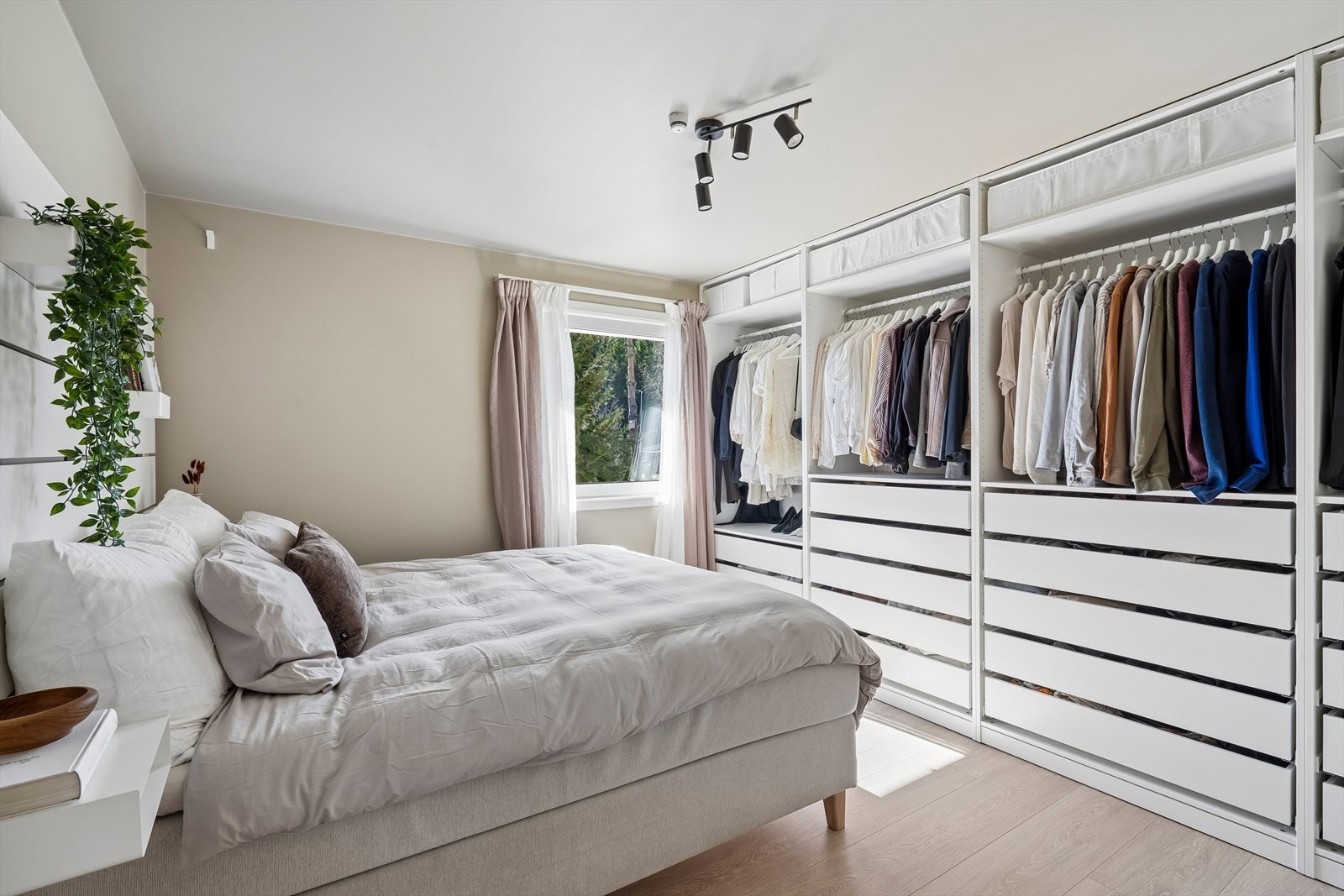 Romslig hovedsoverom med stor garderobe fra vegg til vegg. 12,5 kvm. Galleribilde