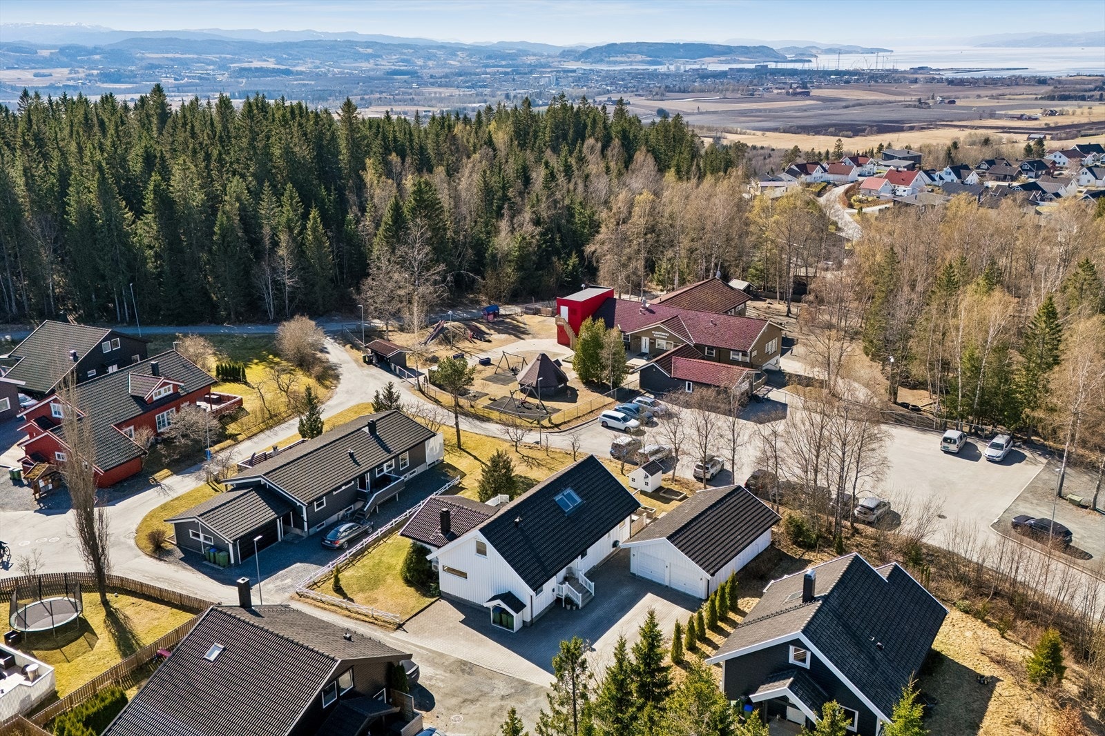 Oversiktsbilde mot Vest og sjøen. Galleribilde