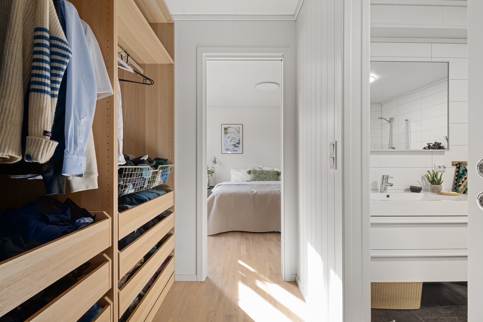 Praktisk løsning med adkomst til soverom fra bad/vaskerom via garderobe. Galleribilde