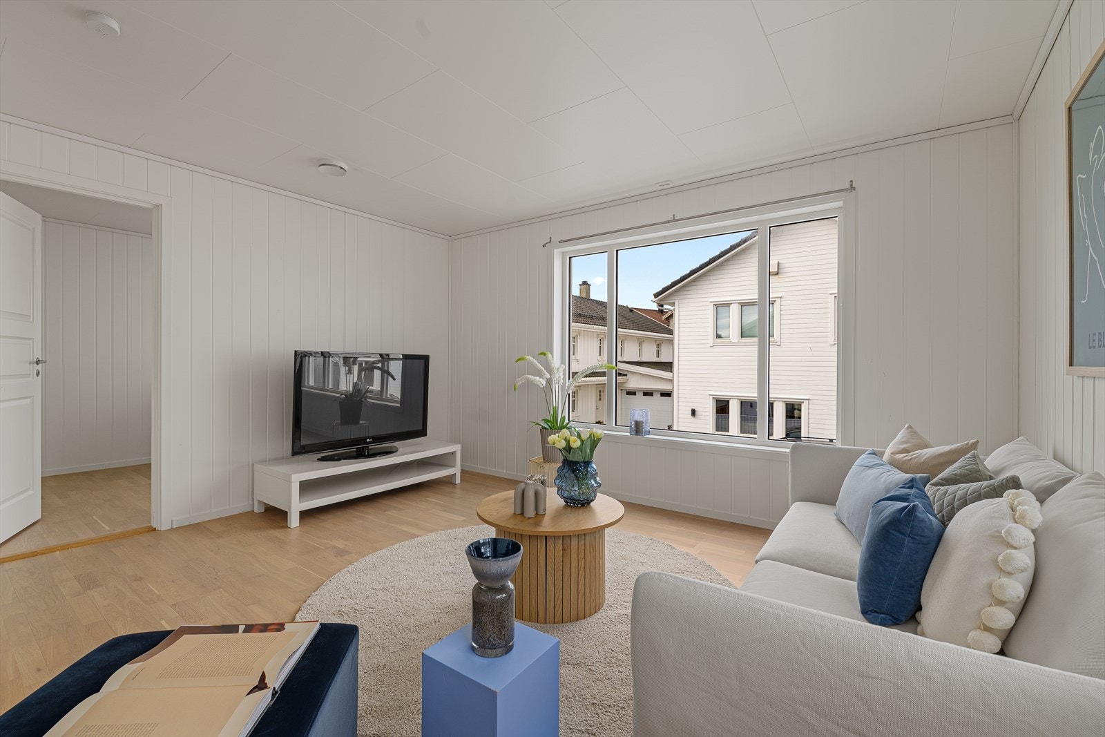 Loftstuen har lys eiekparkett og malte plater på vegg som boligen forøvrig Galleribilde