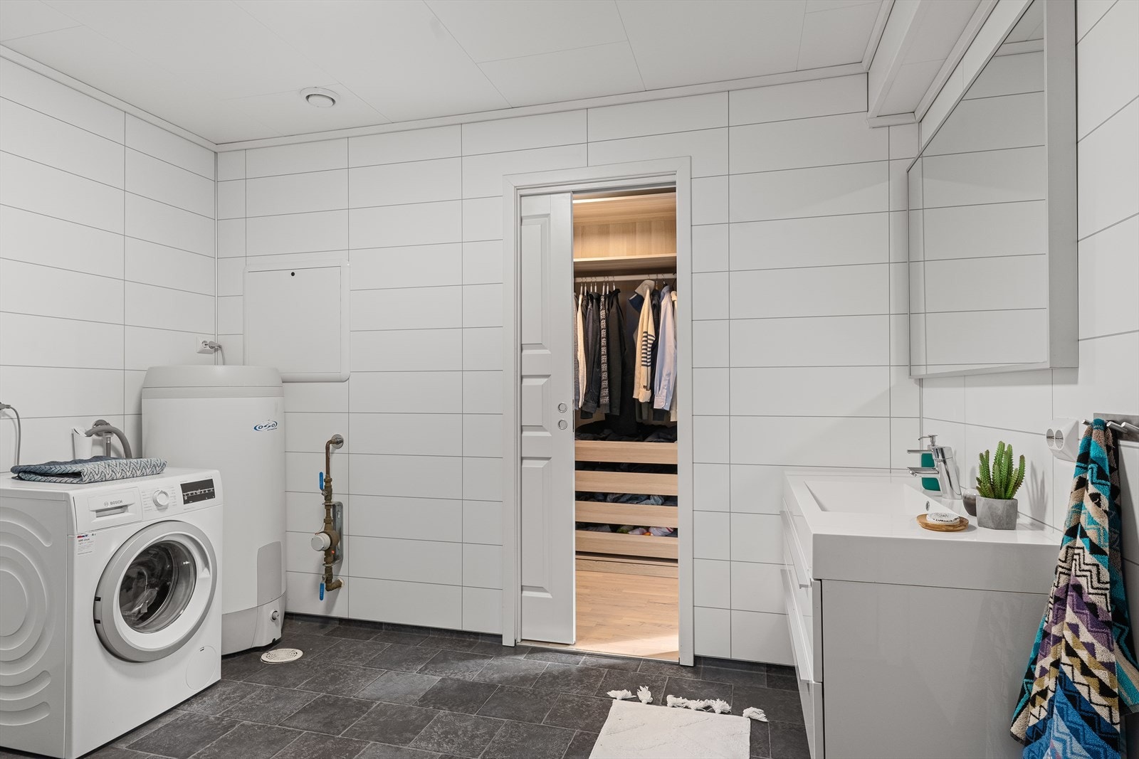 Fra bad/vaskerom har man adkomst til garderobe og videre inn til hovedsoverom. Galleribilde