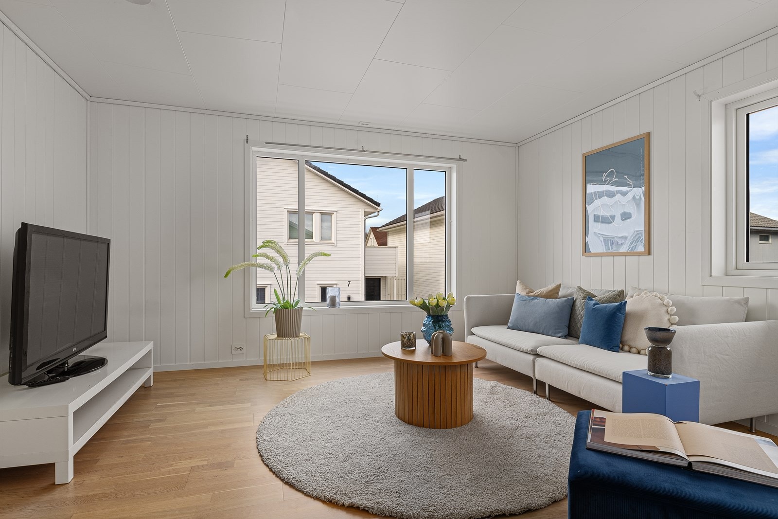 Lys og luftig loftstue med god plass for sofagruppe Galleribilde