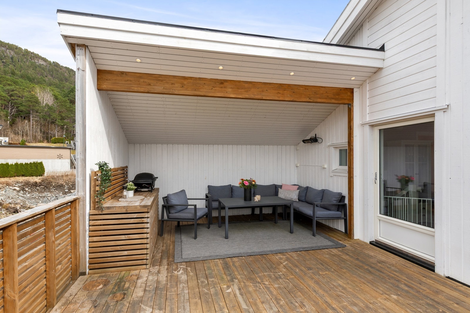 Det overbygde partiet på verandaen har god plass til både loungegruppe og grill. Galleribilde