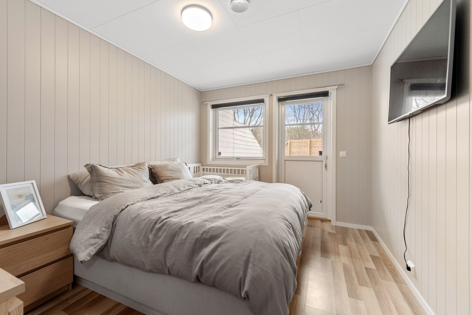 Hovedsoverommet i første etasje har direkte utgang til den vestvendte terrassen på hele 53 m². Galleribilde