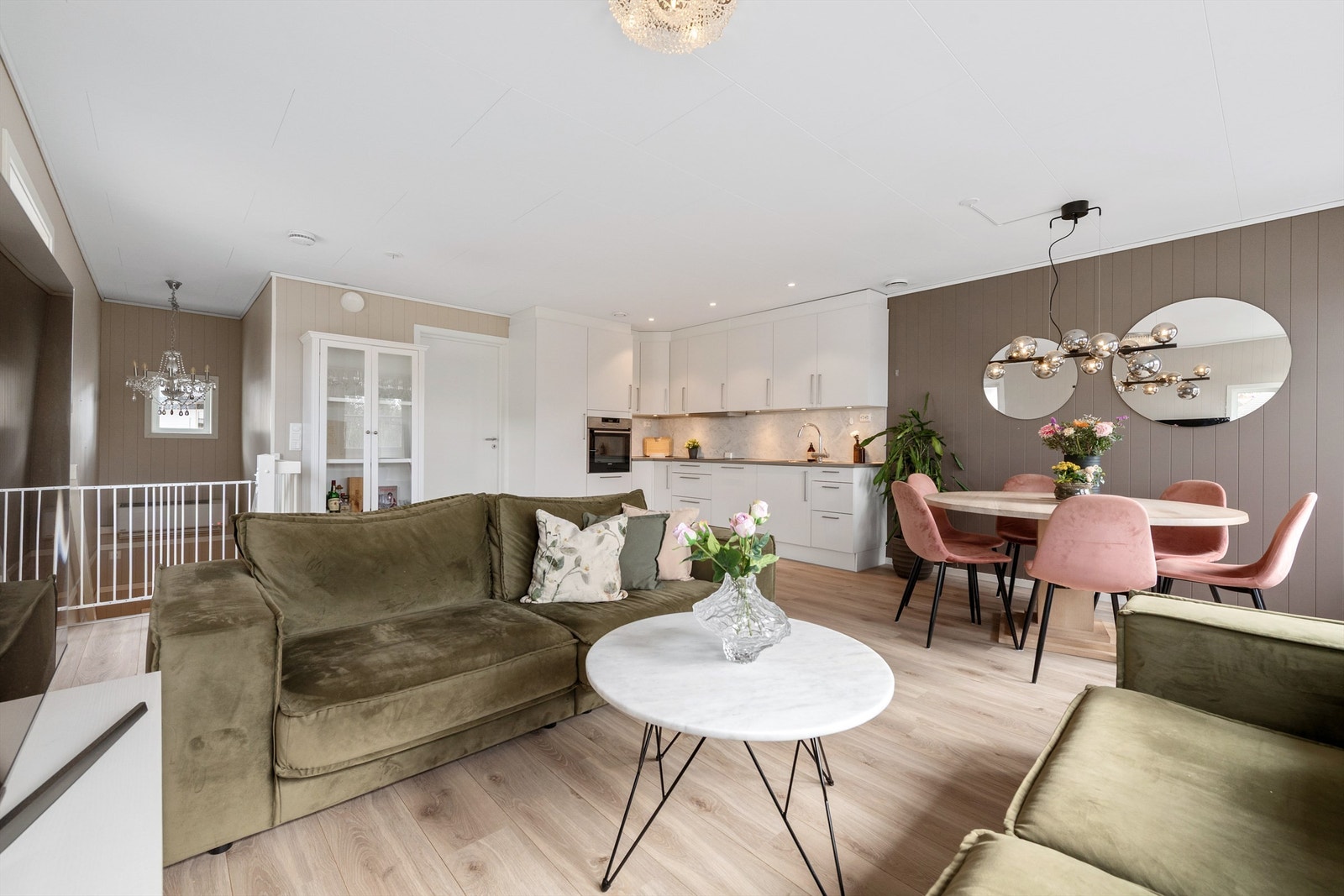 Stuen har en fin planløsning med plass til både sofagruppe og spisebord. Galleribilde