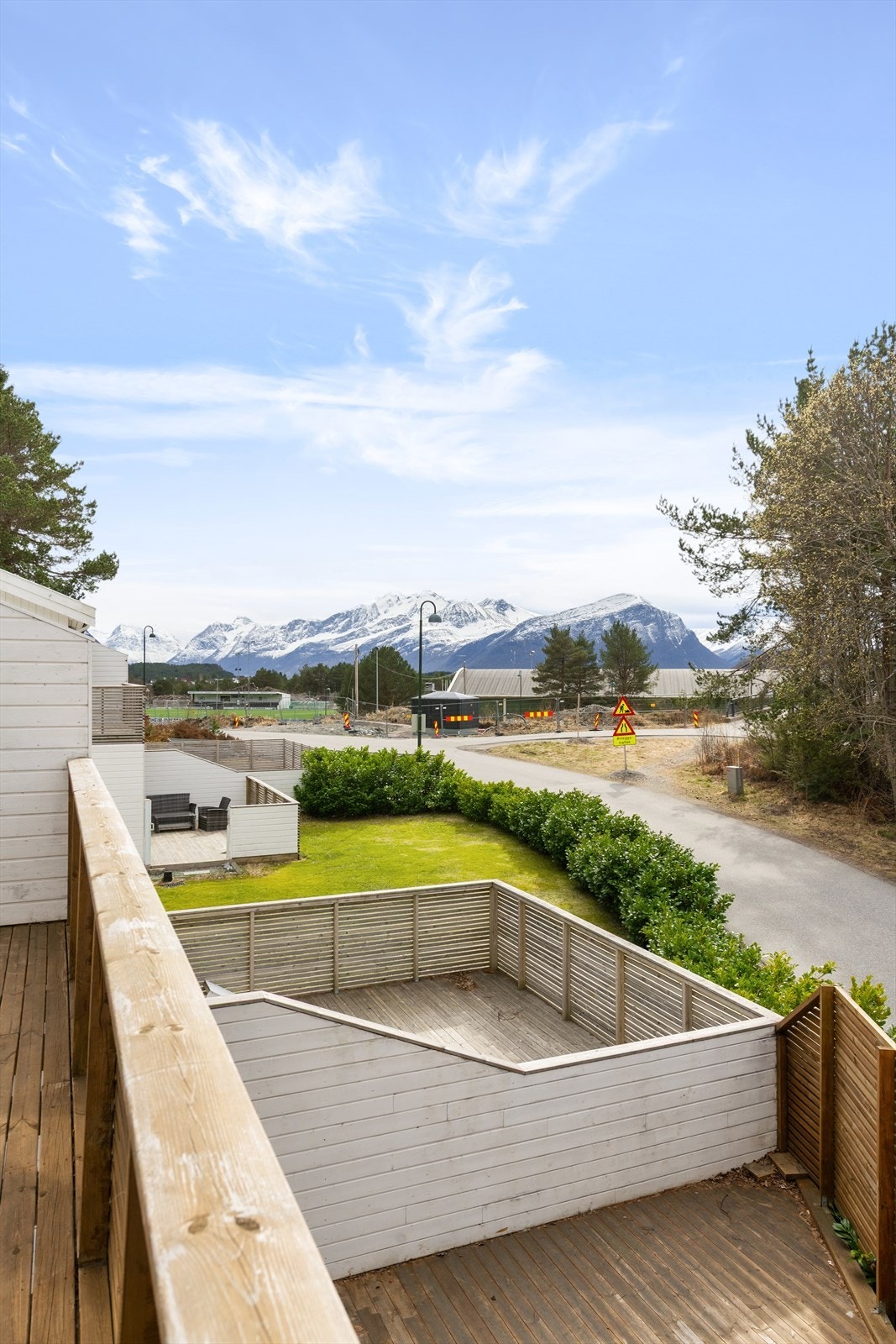 Utsikt fra verandaen mot nærområdet og fjellene i horisonten. Galleribilde