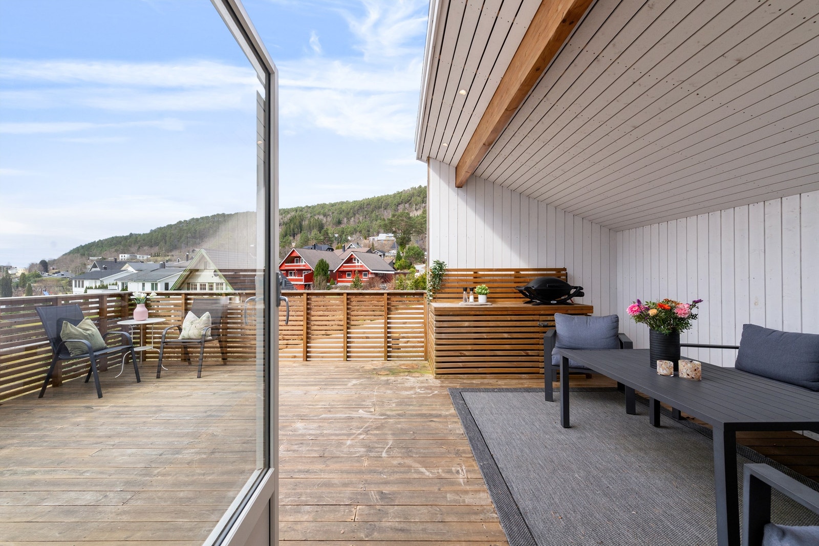 Balkongdøren binder stuen og verandaen sammen på en elegant måte. Galleribilde