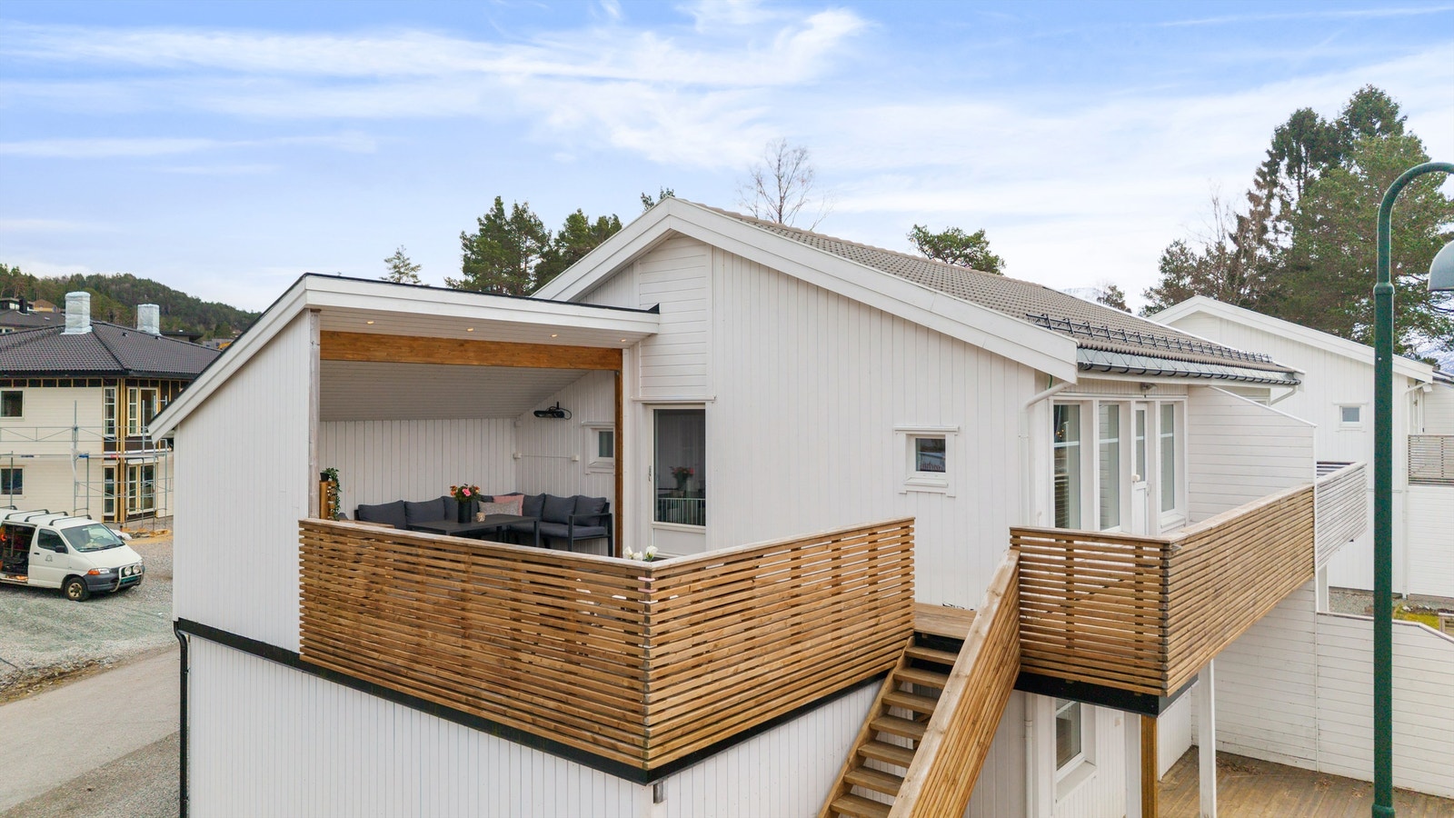 Den nordvestvendte verandaen på 43 m² er delvis overbygget, noe som forlenger utendørssesongen. Galleribilde