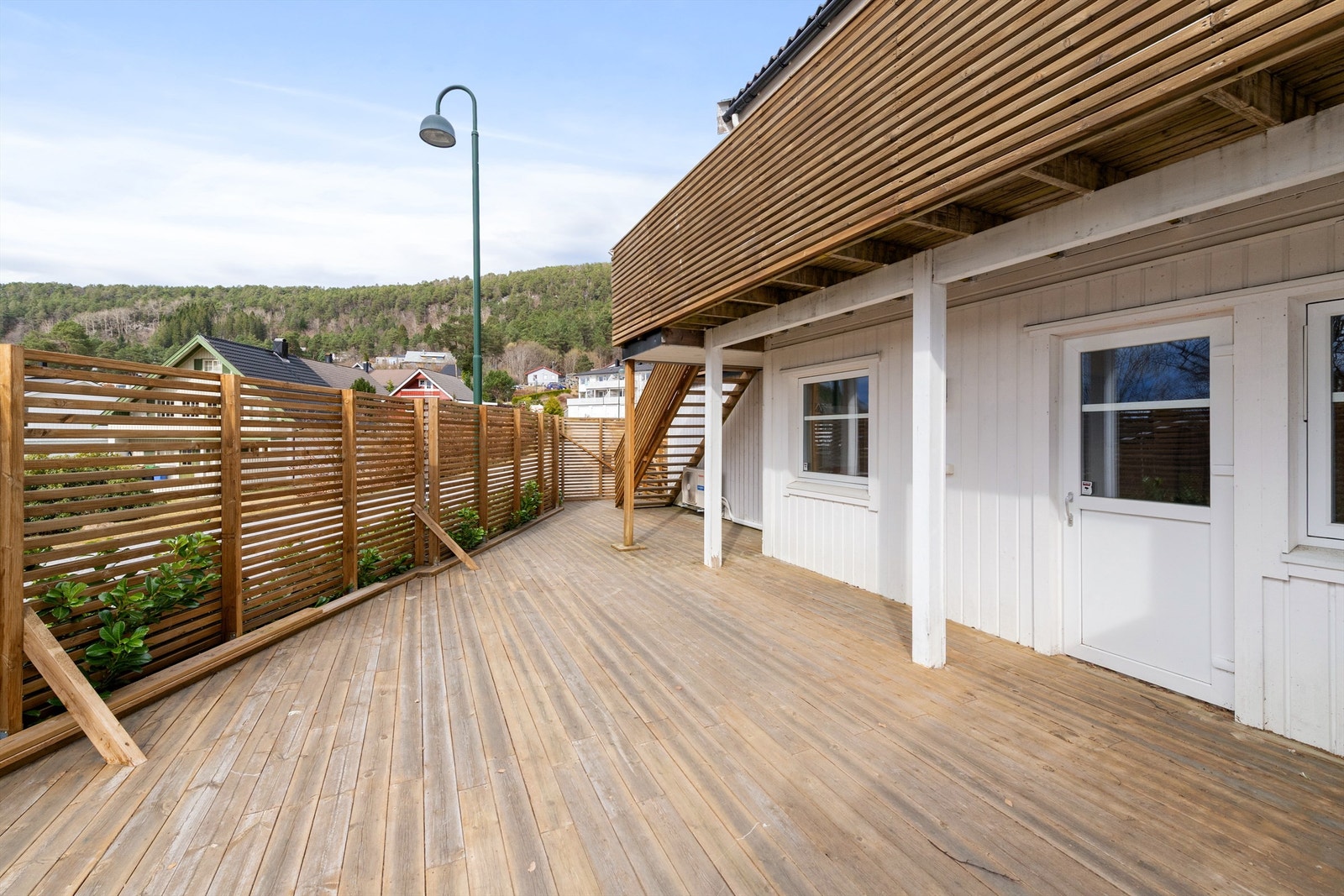 Terrassen er skjermet og privat, med god plass til lek og utemøbler. Galleribilde