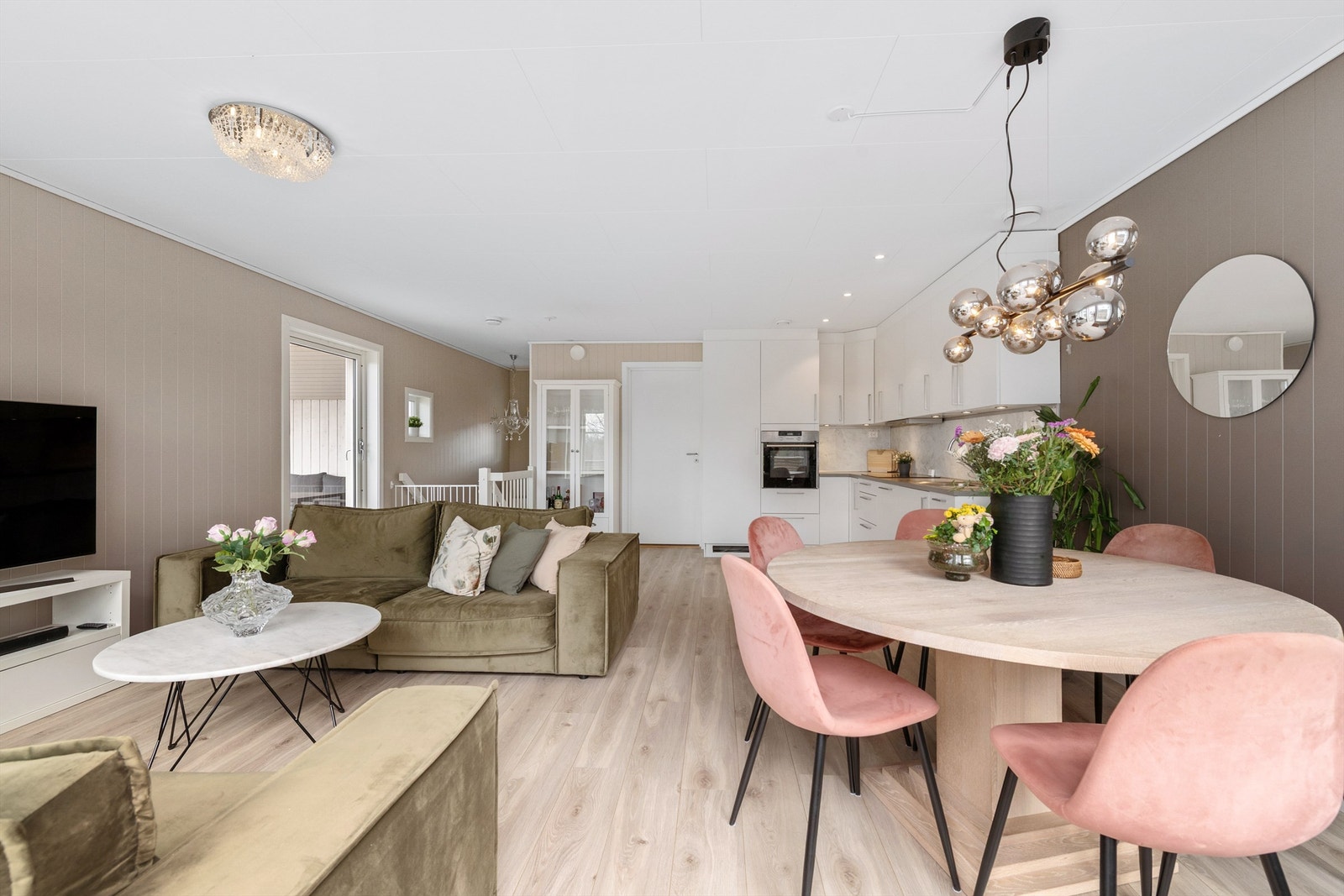 Fra 2. etasje er det to utganger til verandaen. Galleribilde