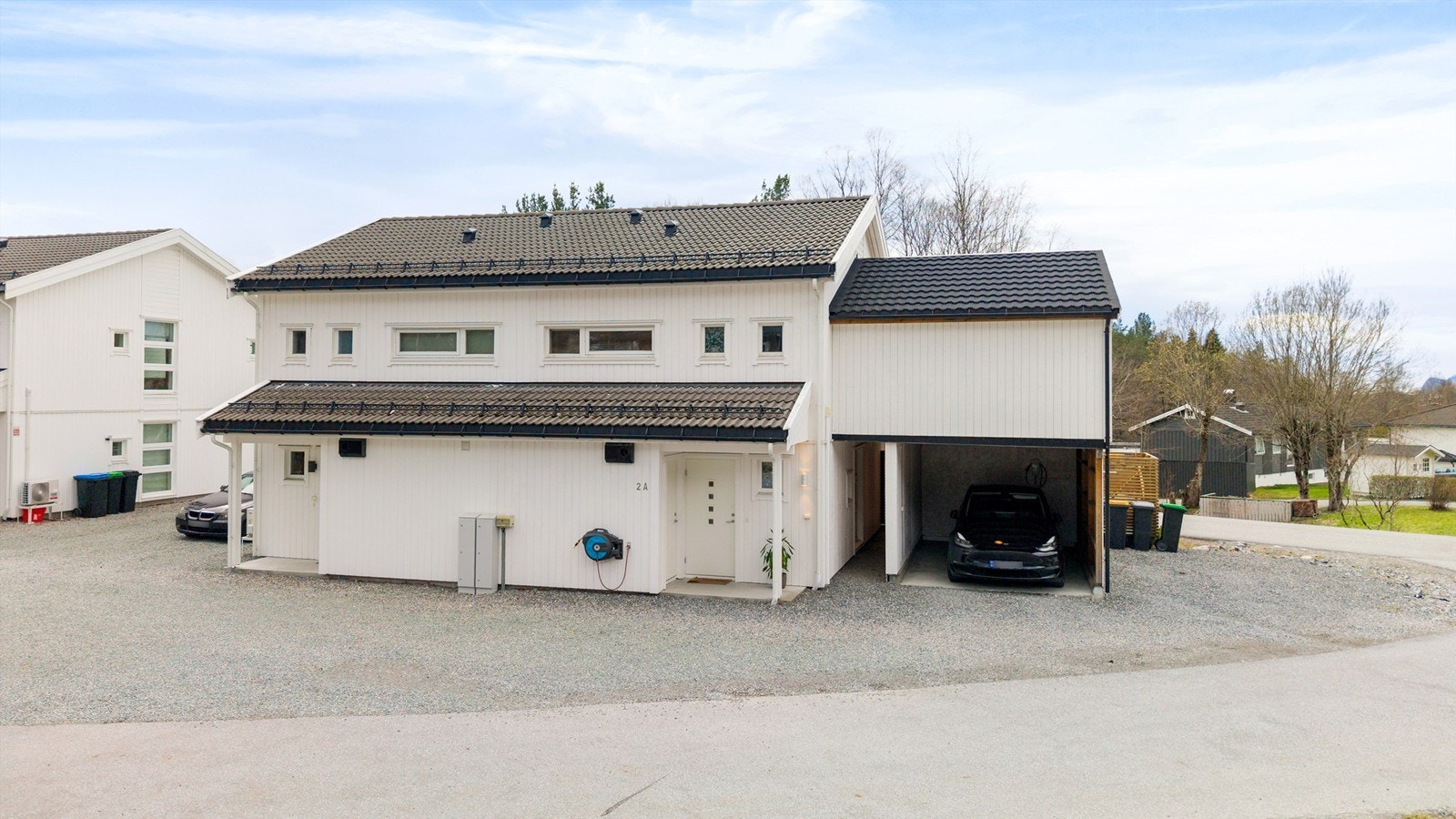 Boligen er en del av en vertikaldelt tomannsbolig oppført i 2016. Galleribilde