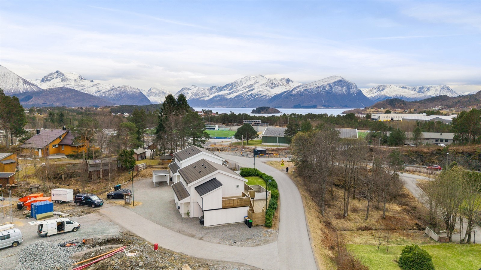 Eiendommen ligger i et nyetablert og populært boligområde på Blindheim, med nærhet til både natur og servicetilbud. Galleribilde