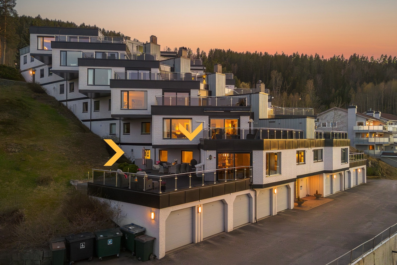Leiligheten ligger i andre etasje, med lett adkomst fra felles inngangsparti. Garasje med automatisk portåpner på ca. 17,5 m². Bod bak garasje på ca. 6 m². Galleribilde