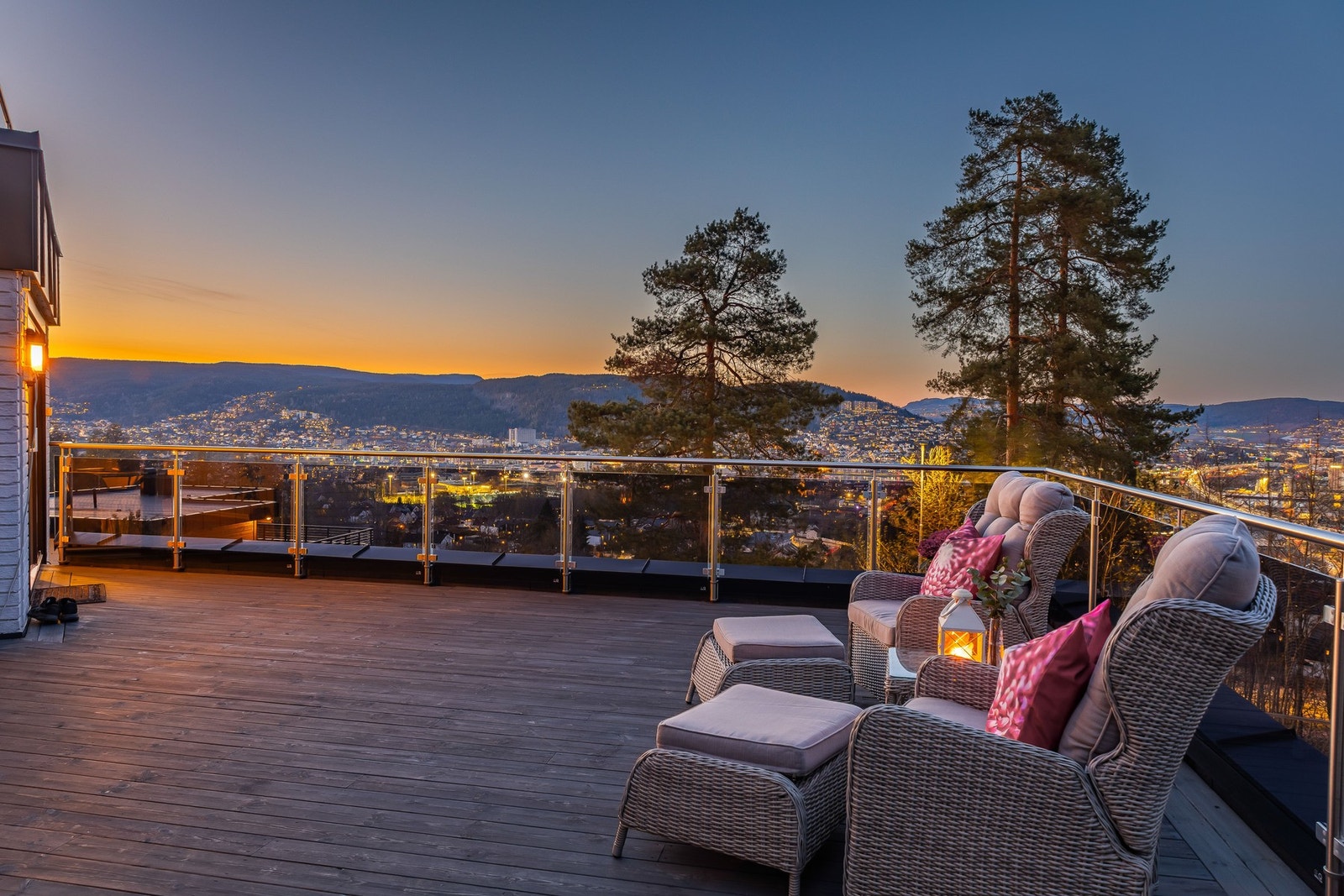 Privatmegleren ved Kristian Haltvik har gleden av å presentere denne romslige og pene 4-roms terrasseleiligheten med fantastisk panoramautsikt, stor terrasse og garasje beliggende på Austad Skog. Galleribilde