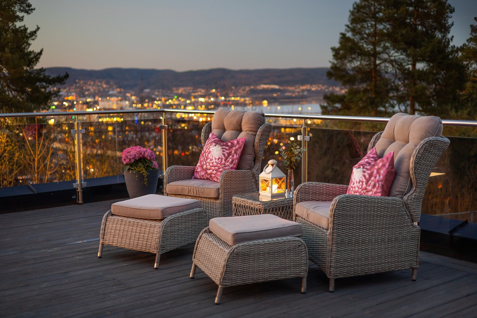 Boligen har en stor terrasse utenfor stue med glassrekkverk som ivaretar utsikten. Galleribilde