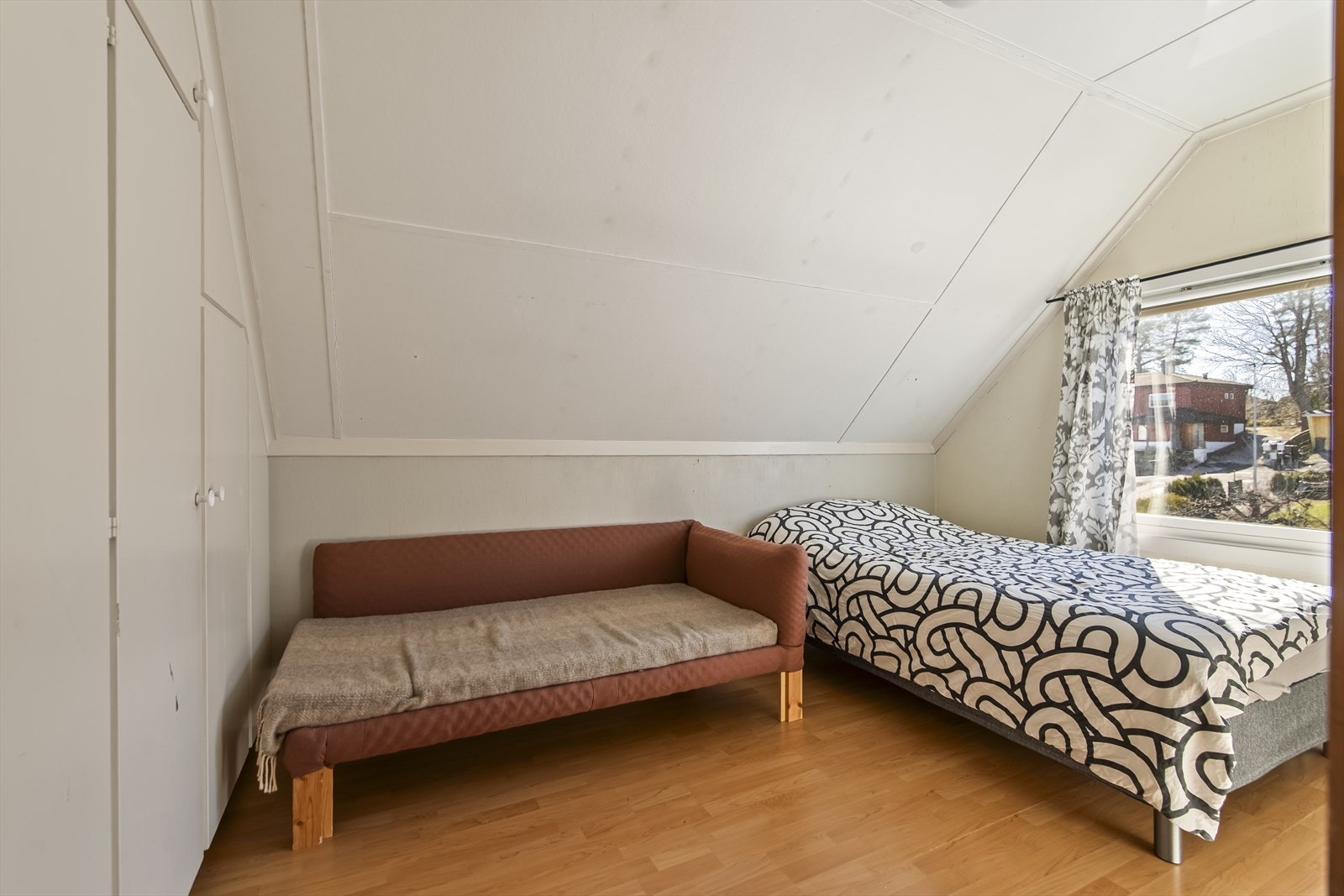 Rommet har lyse, slette flater som, i kombinasjon med rikelig sollys, skaper en lett og luftig atmosfære. Galleribilde