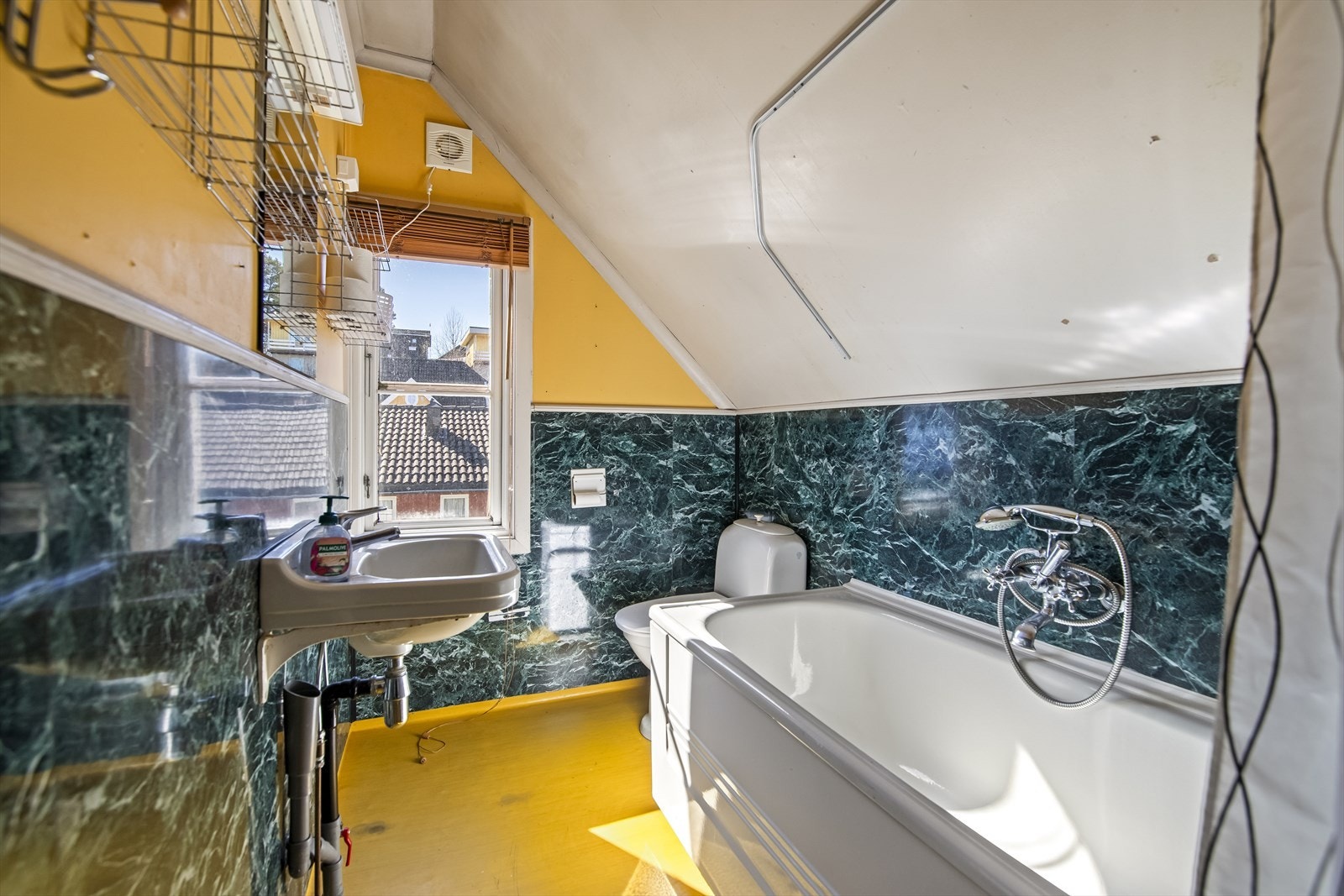 Badet er funksjonelt utstyrt med badekar, servant og toalett. Galleribilde