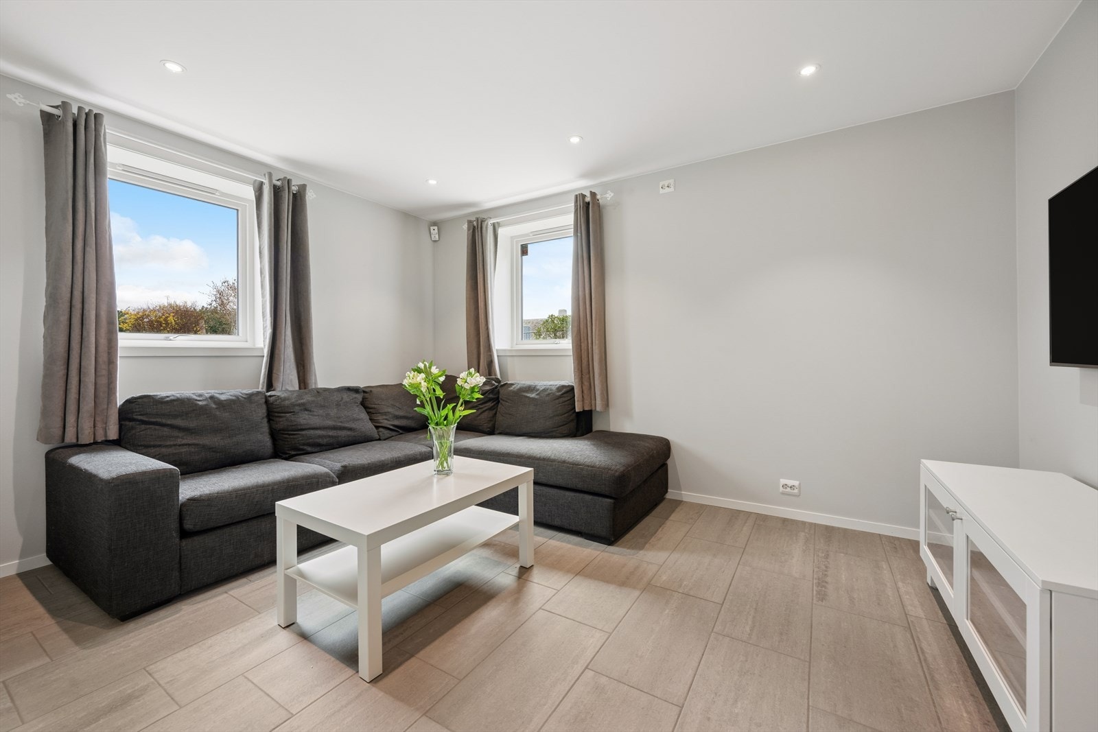 Oppholdsrommet har plass til en sofagruppe. Galleribilde