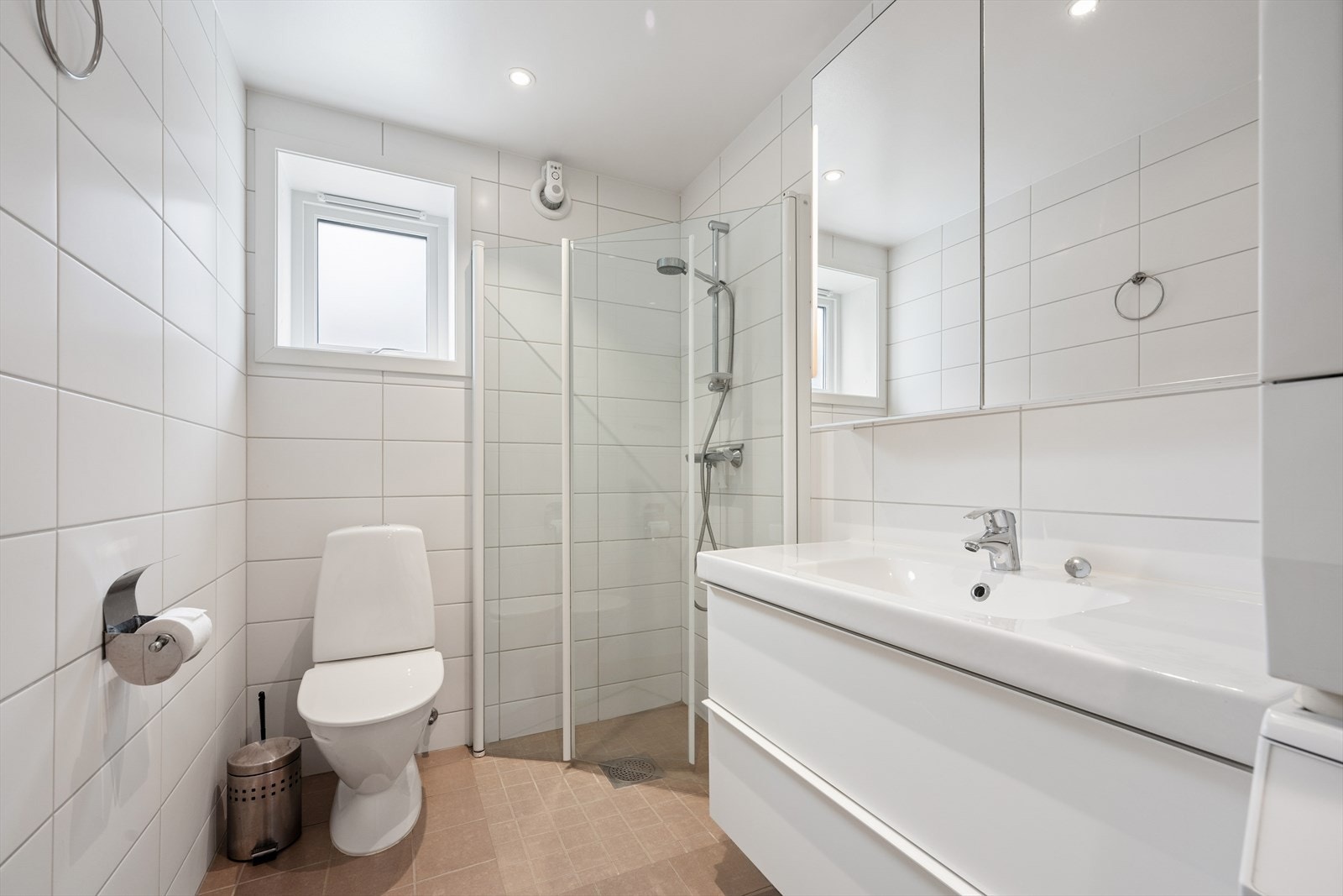 Badet i underetasje med flislagt gulv med gulvvarme og flislagte vegger. Galleribilde