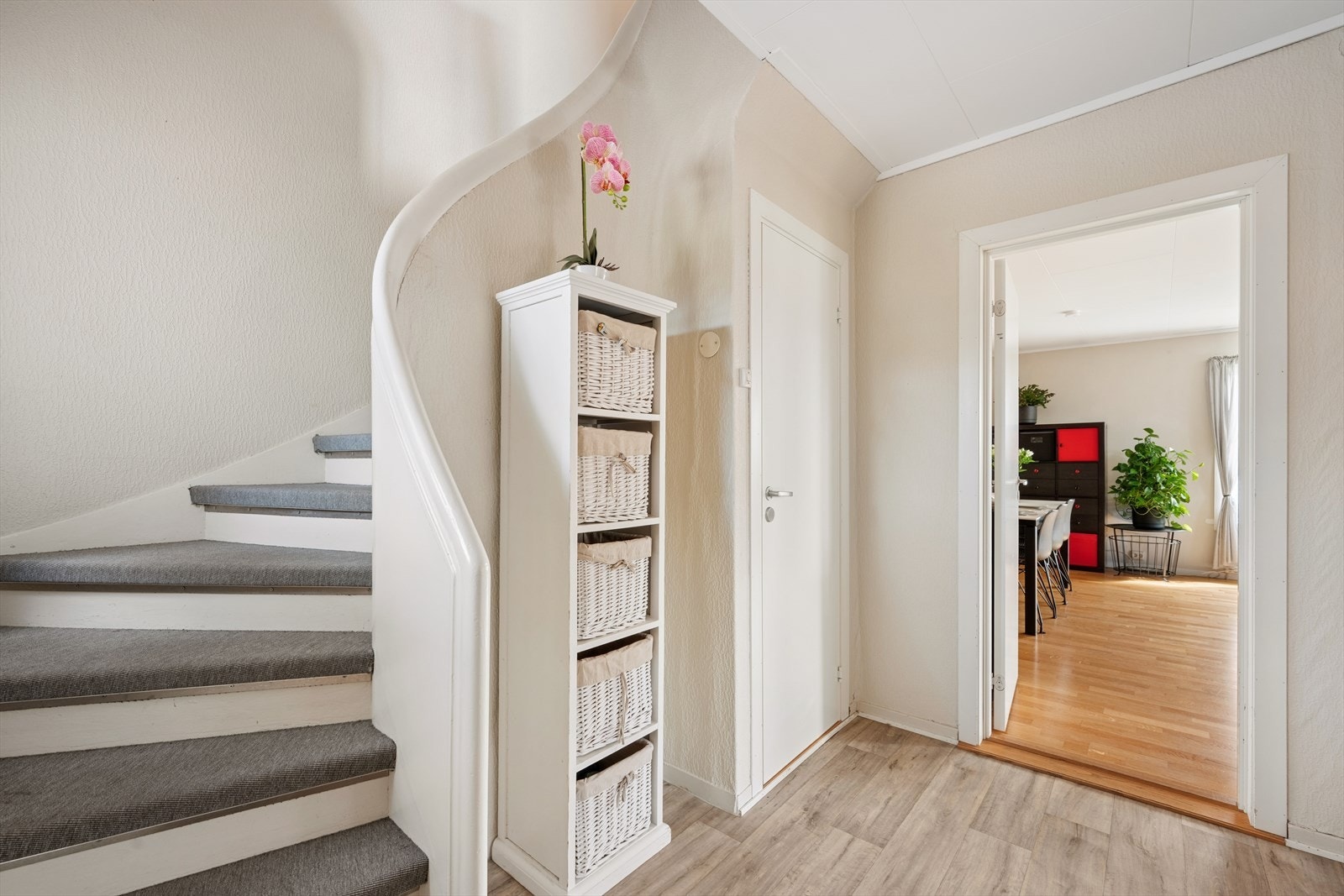 Den svingte trappen i tre leder opp til andre etasje. Galleribilde